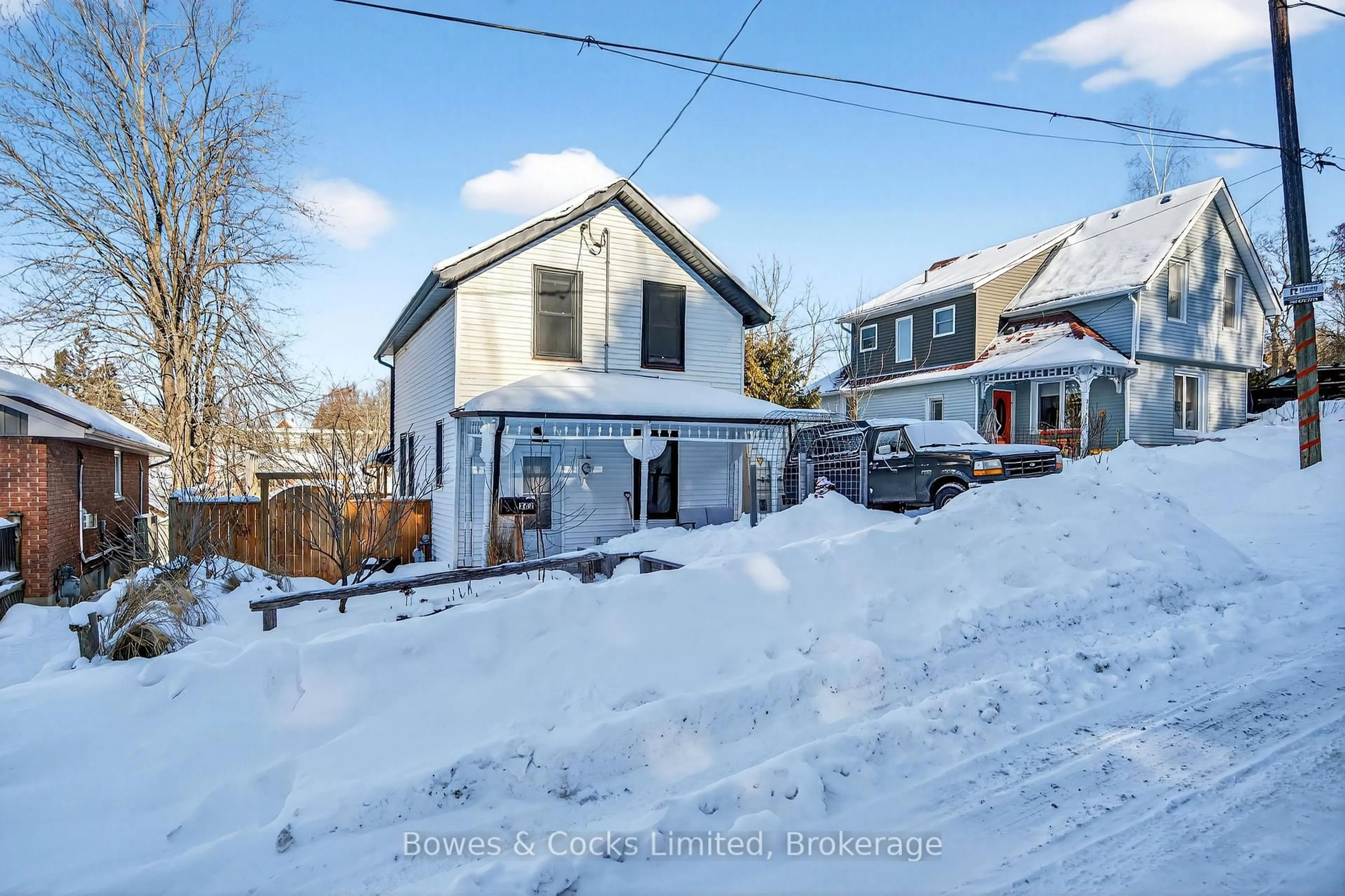A pic from outside/outdoor area/front of a property/back of a property/a pic from drone, street for 262 Munroe Ave, Peterborough Ontario K9H 1H8