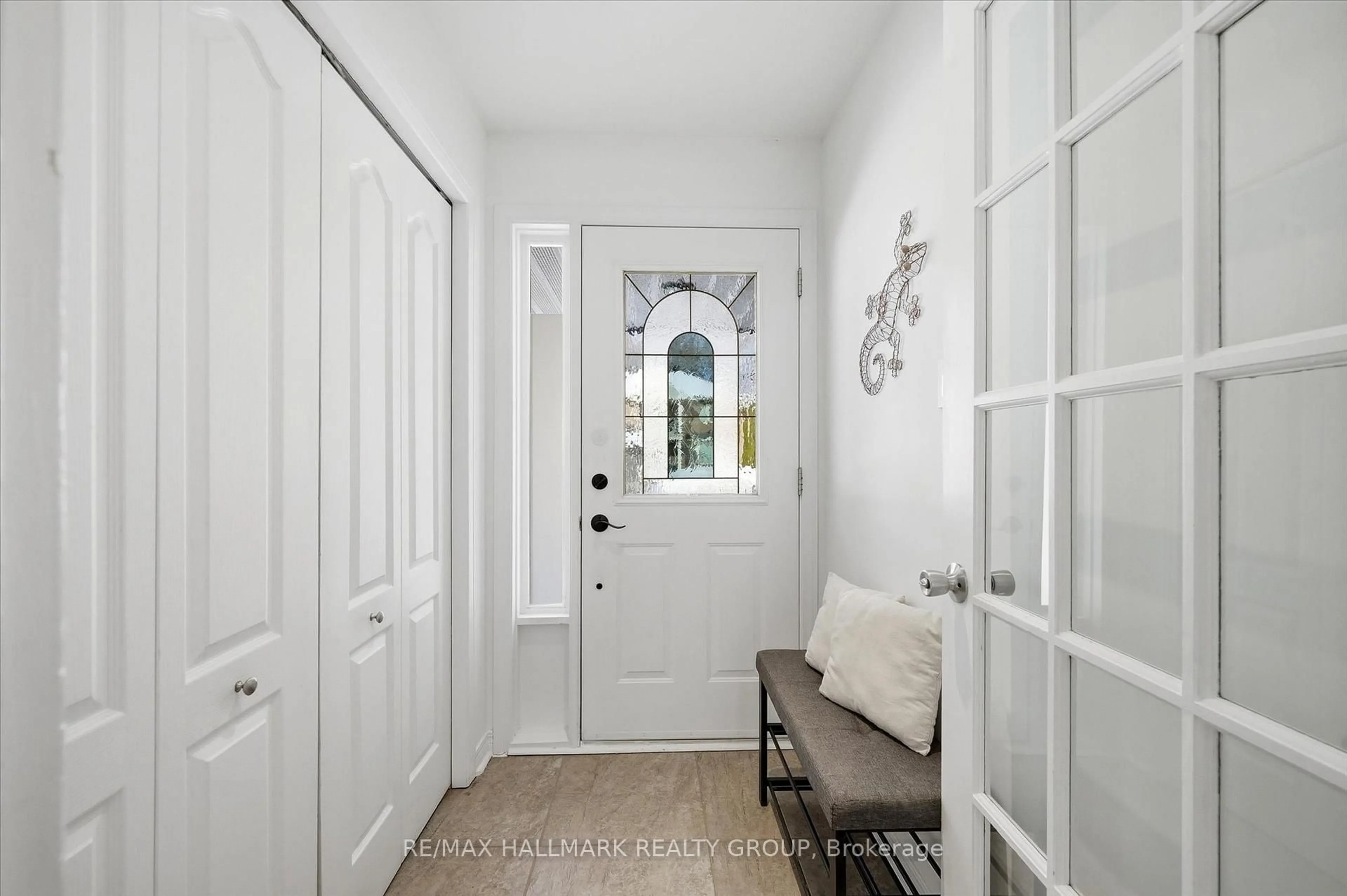 Indoor entryway for 1660 Country Walk Dr, Ottawa Ontario K1C 8E2