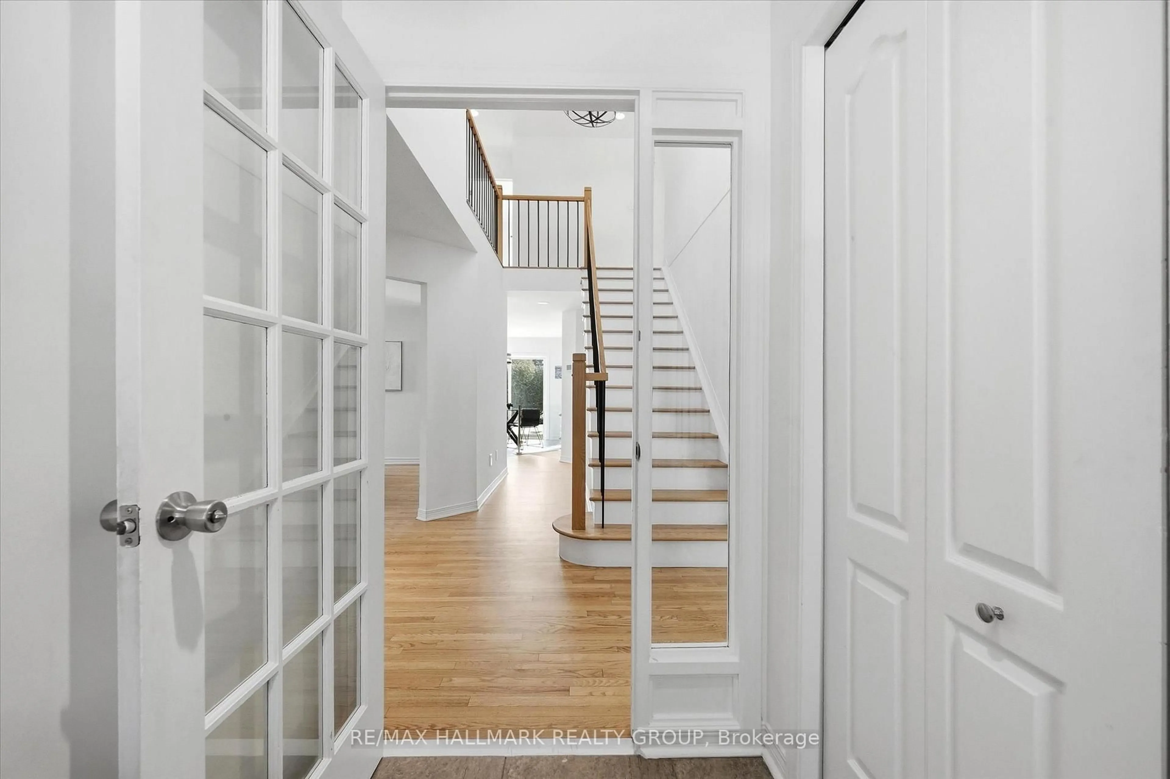 Indoor entryway for 1660 Country Walk Dr, Ottawa Ontario K1C 8E2