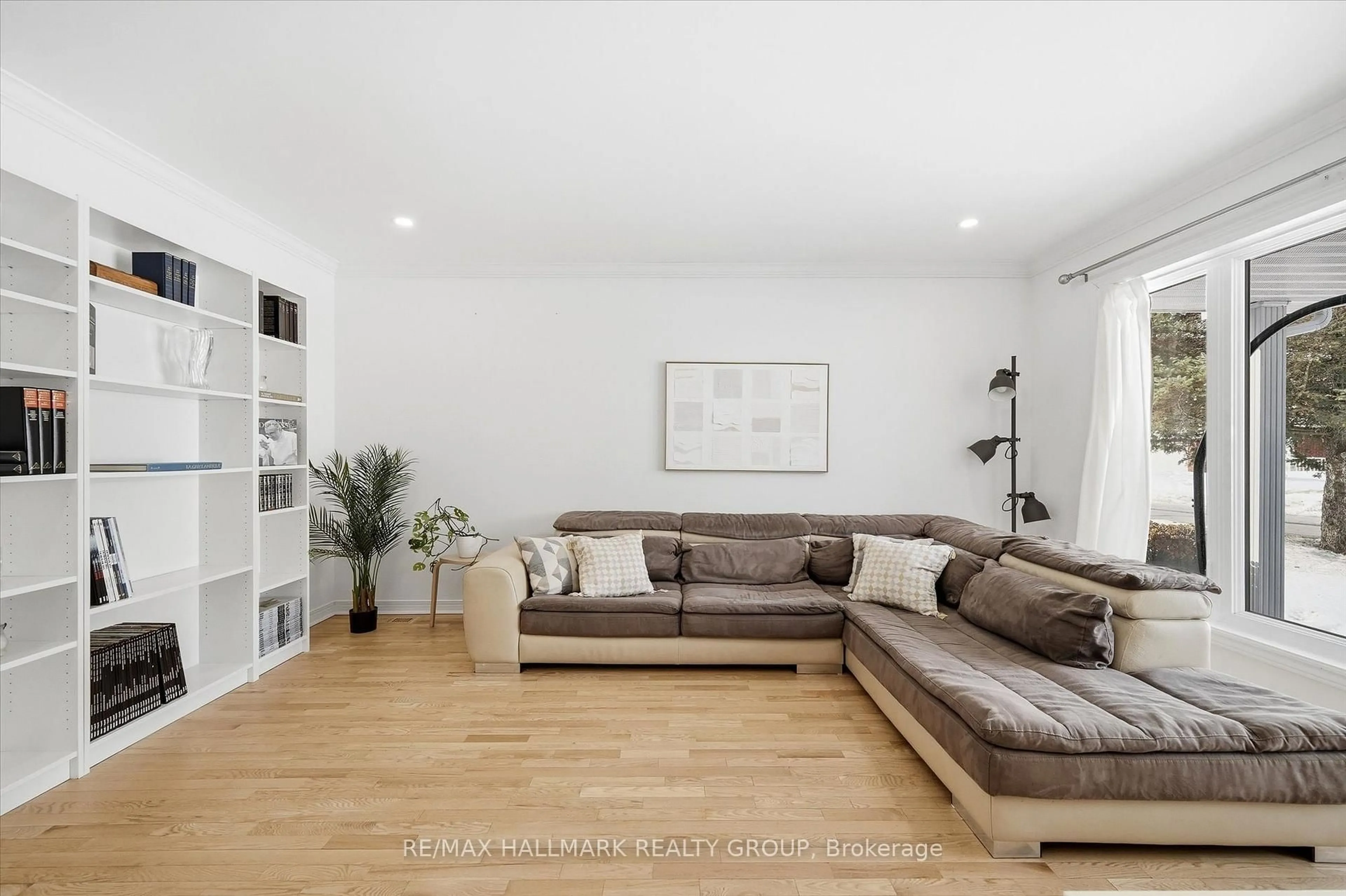 Living room with furniture, wood/laminate floor for 1660 Country Walk Dr, Ottawa Ontario K1C 8E2