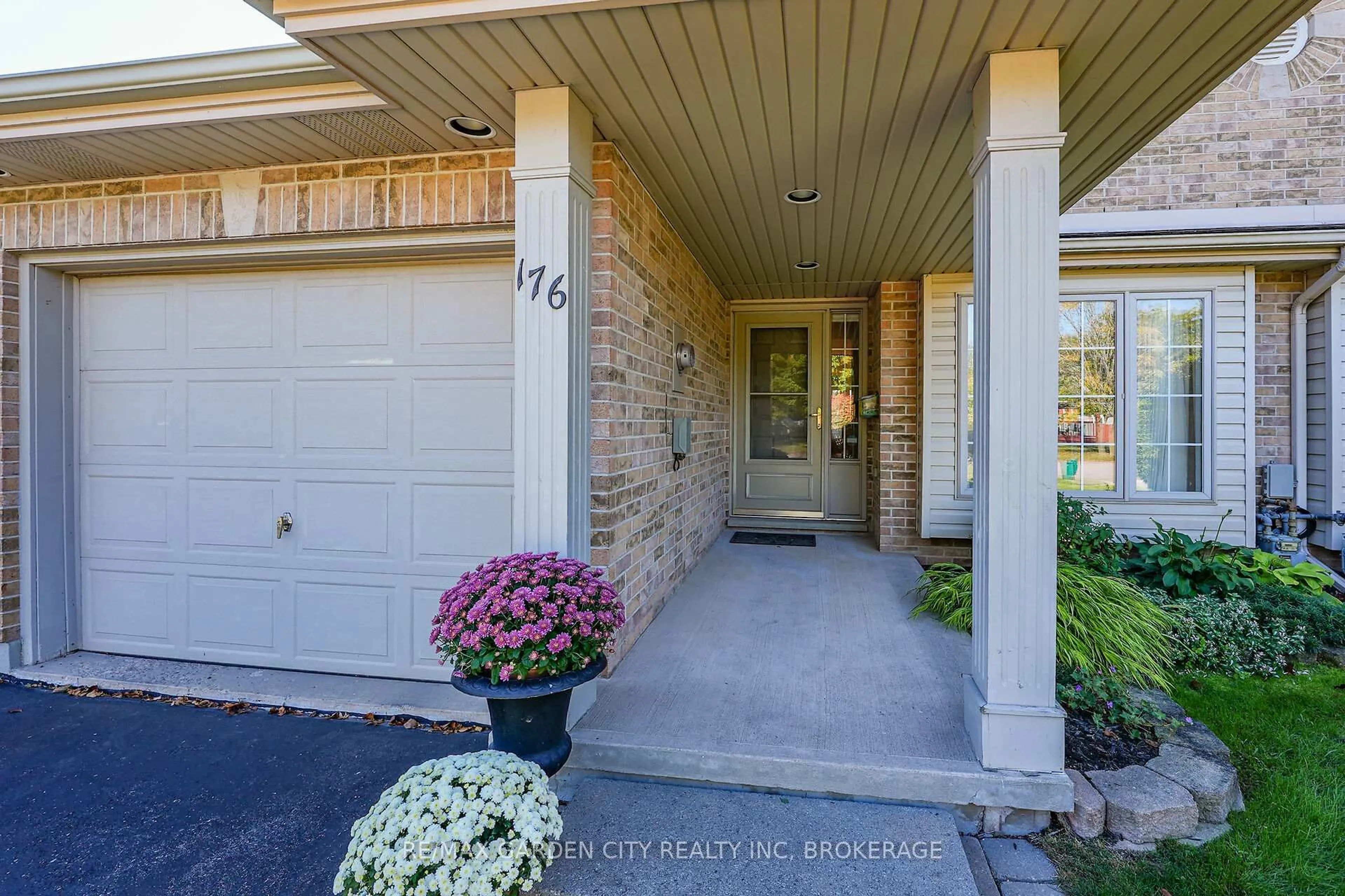 Indoor entryway for 176 Beckett Cres, Pelham Ontario L0S 1E4
