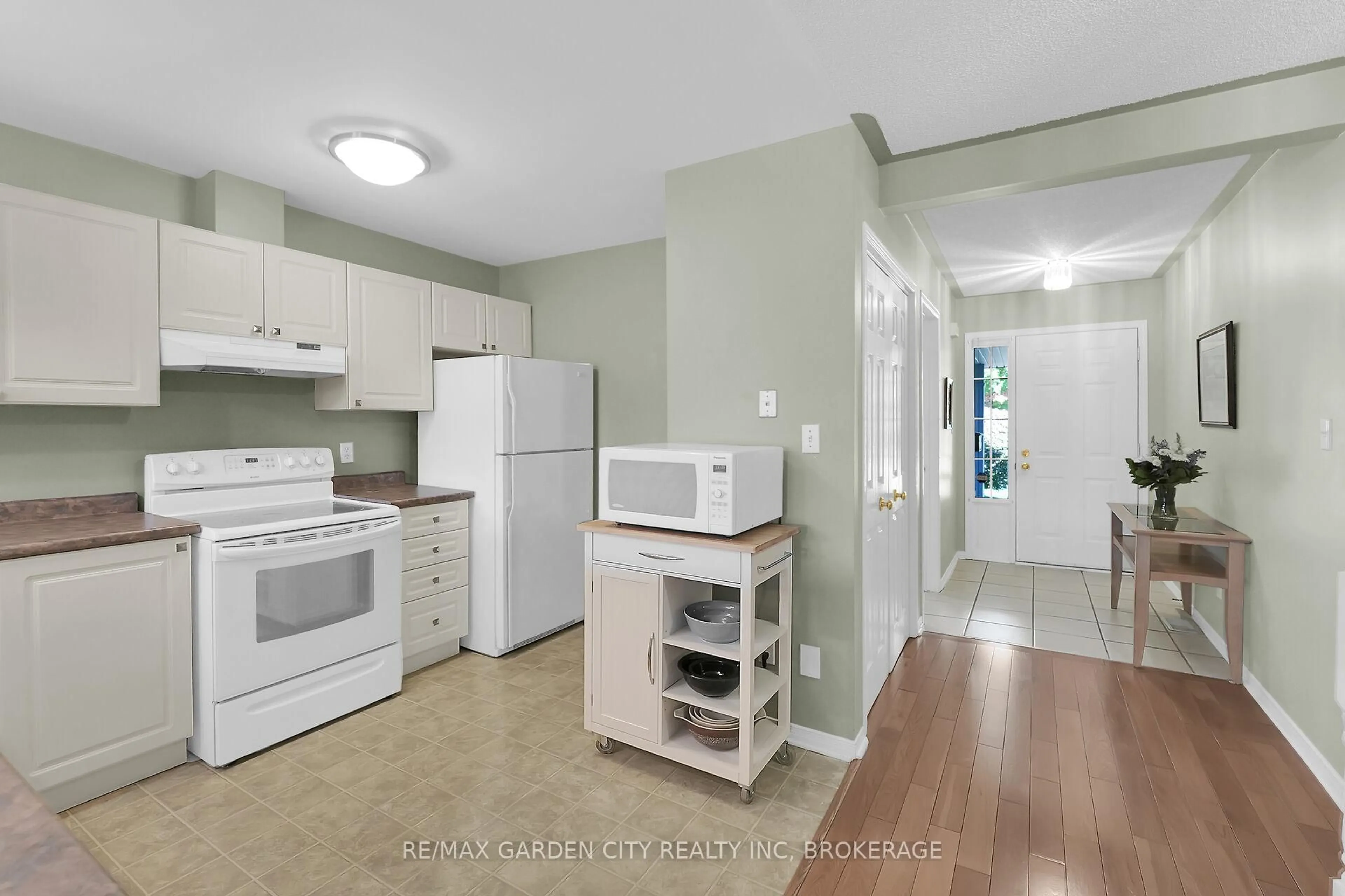 Standard kitchen, unknown for 176 Beckett Cres, Pelham Ontario L0S 1E4