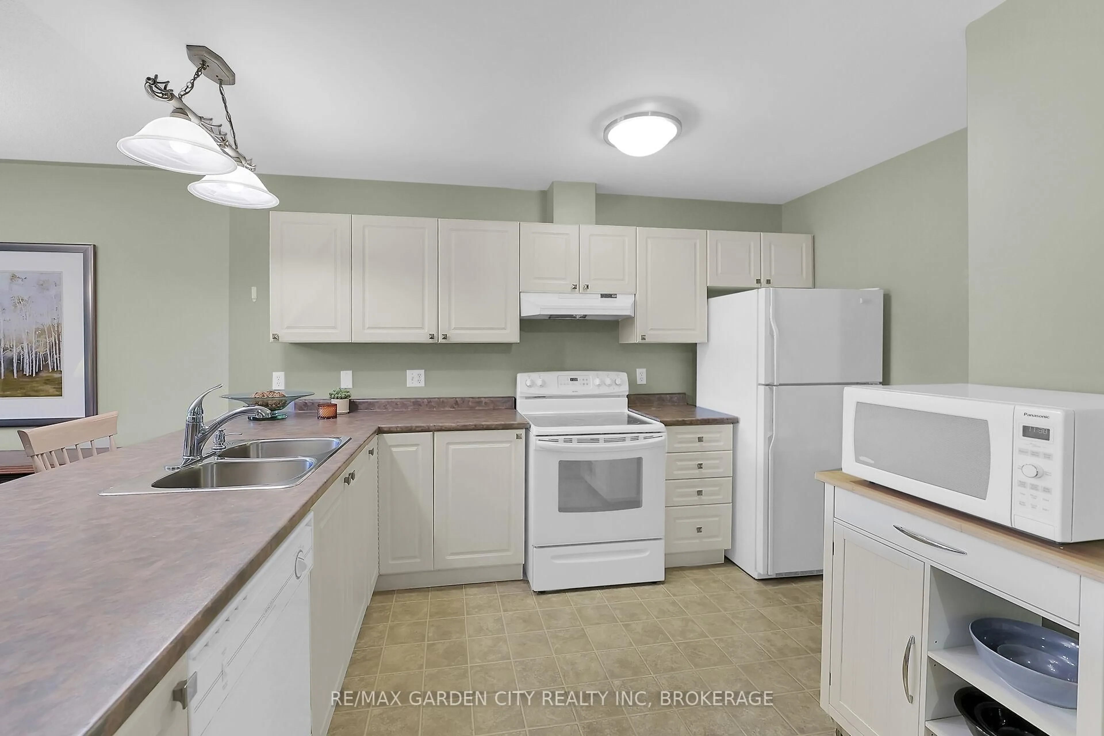 Standard kitchen, unknown for 176 Beckett Cres, Pelham Ontario L0S 1E4