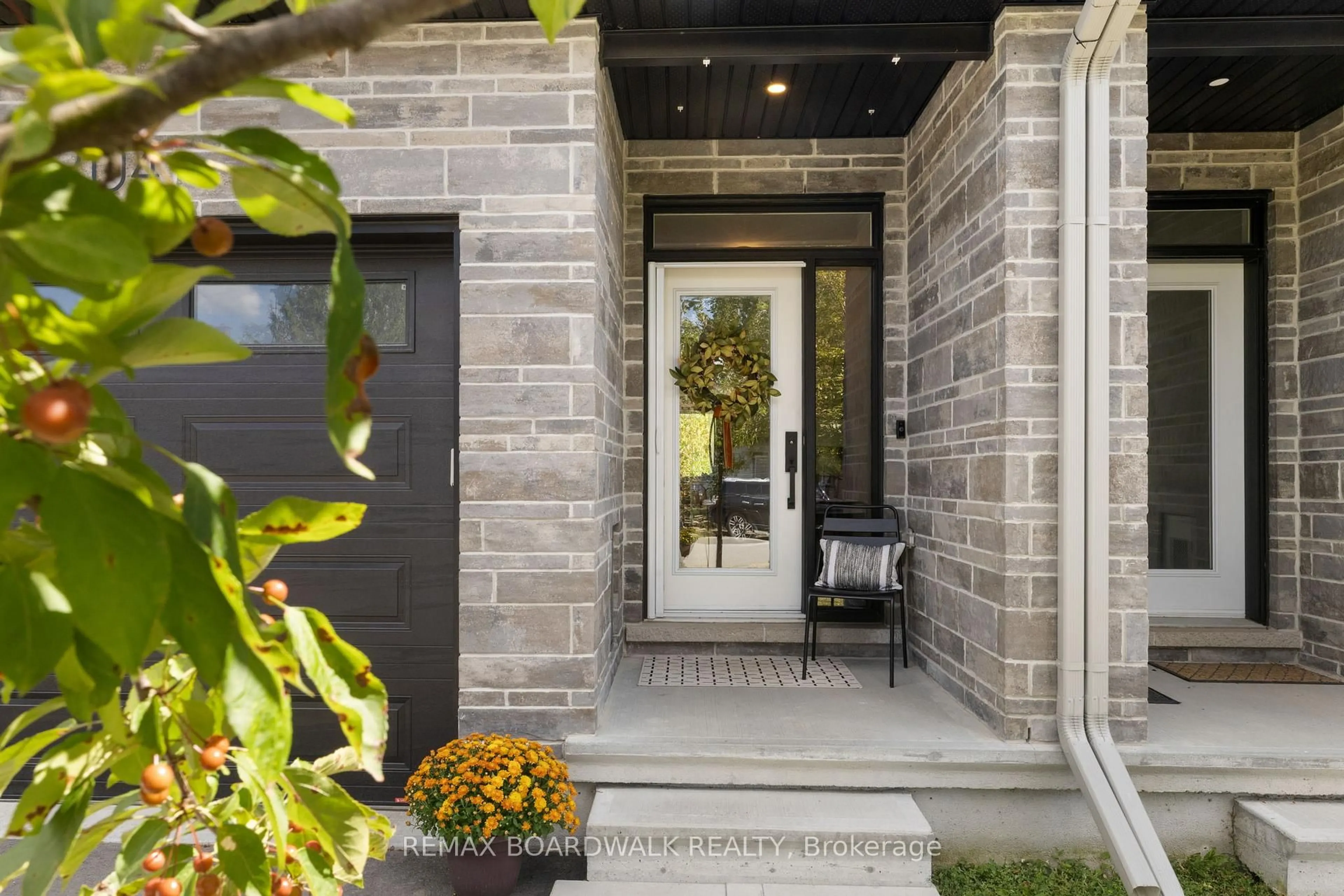 Indoor entryway for 204 Adelaide St, Almonte Ontario K0A 1A0