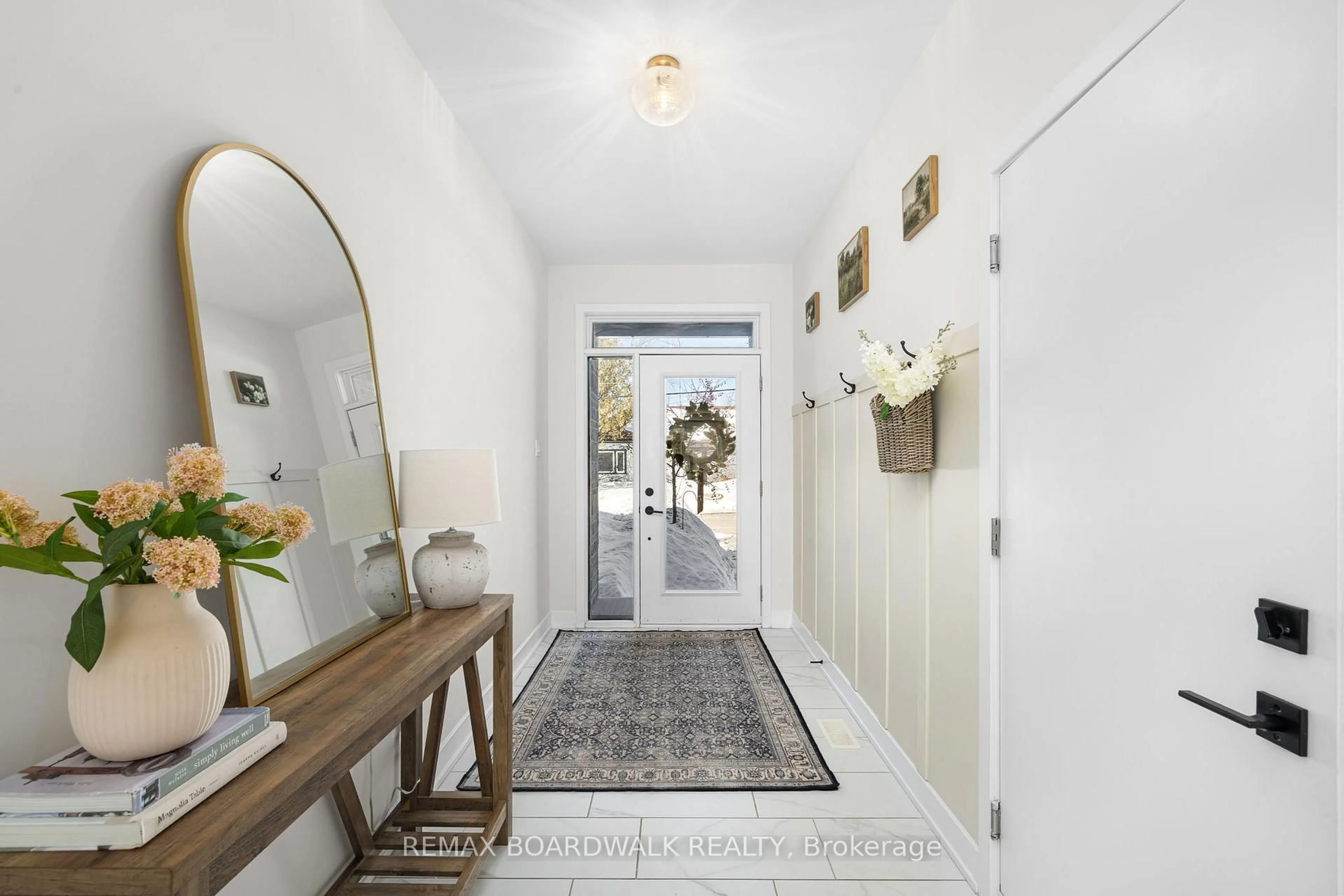 Indoor entryway for 204 Adelaide St, Almonte Ontario K0A 1A0