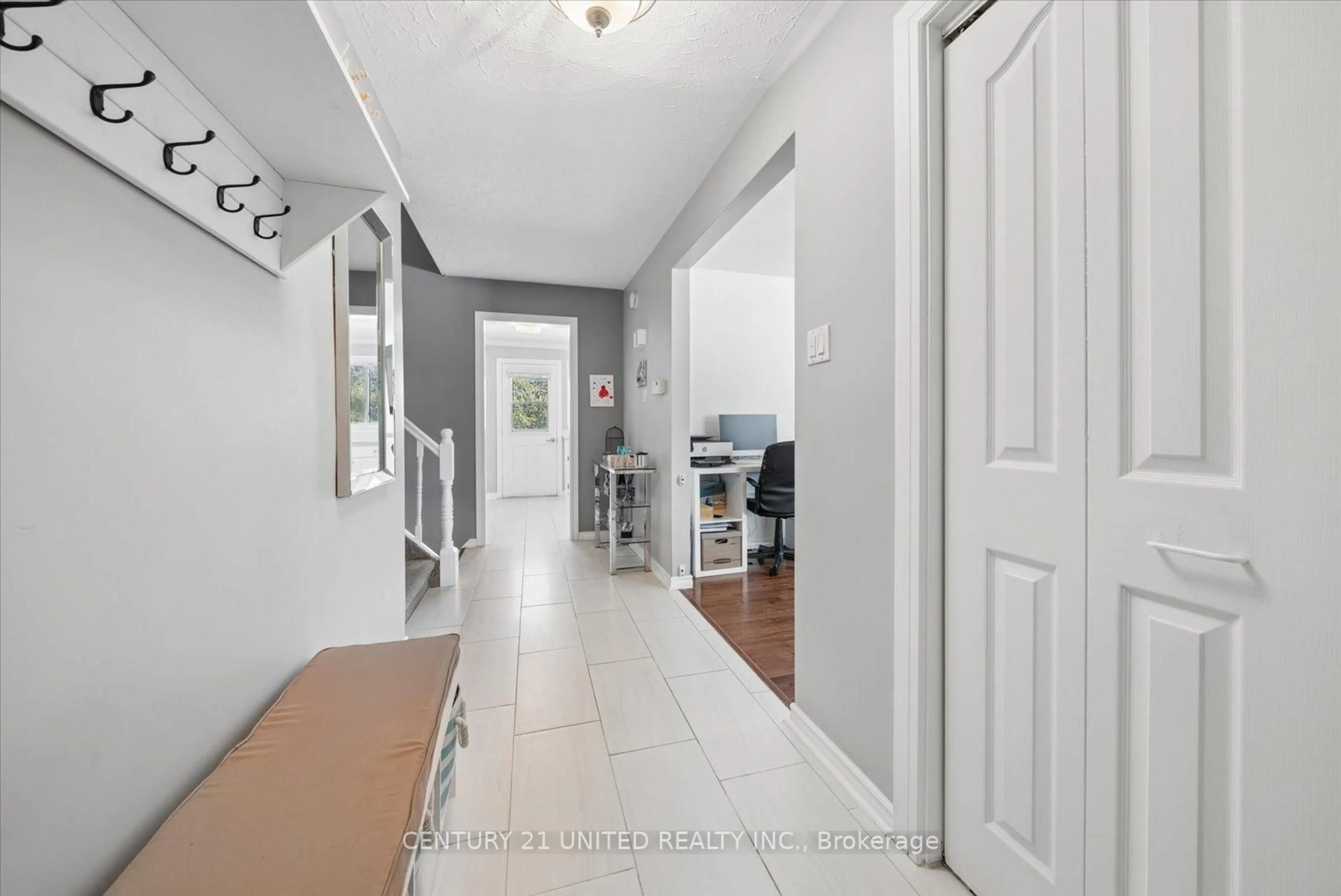 Indoor entryway for 1585 County Rd 4, Douro-Dummer Ontario K0L 3A0