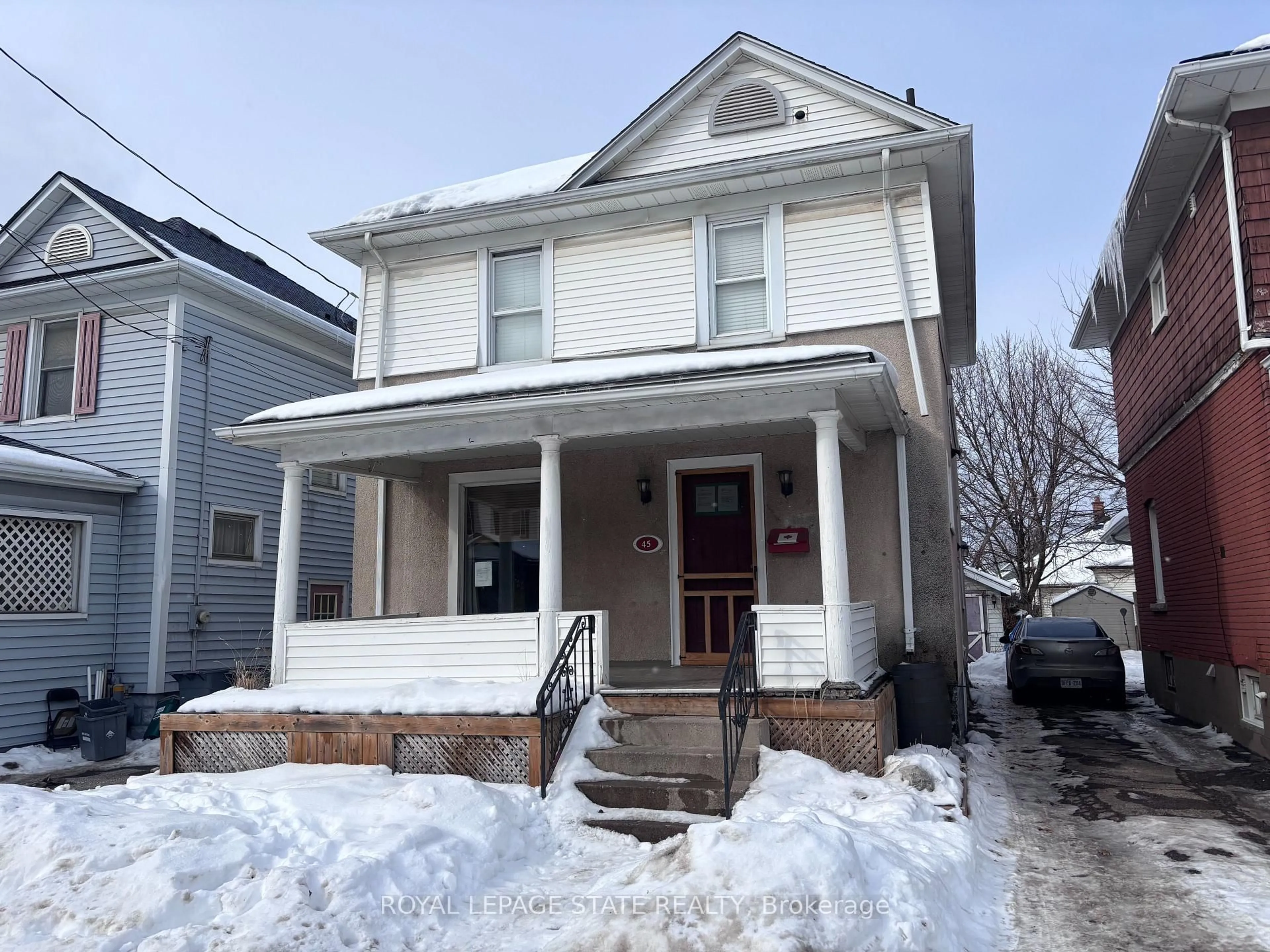 Home with vinyl exterior material, street for 45 Chaplin Ave, St. Catharines Ontario L2R 2E7