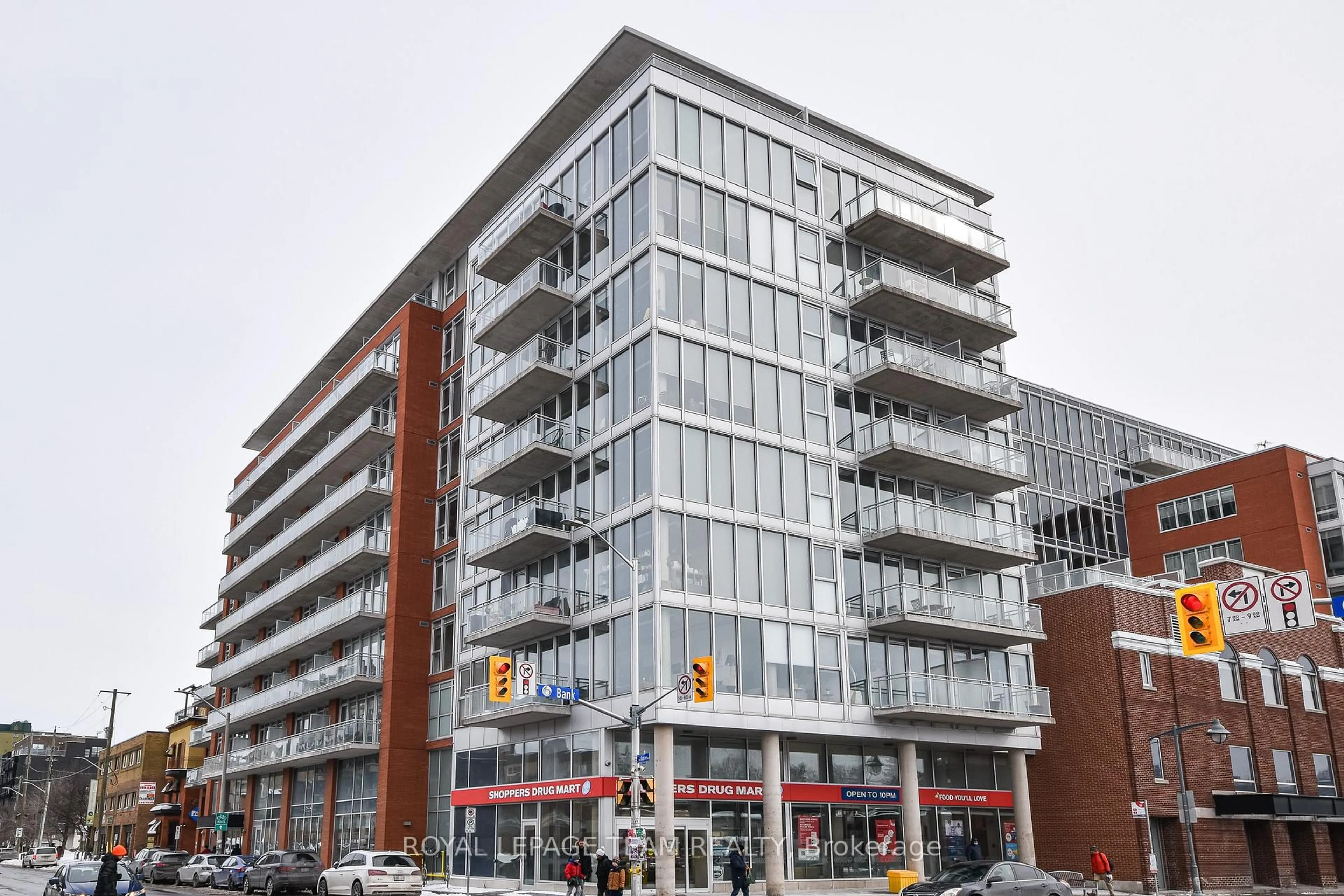 Indoor foyer for 354 Gladstone Ave #318, Ottawa Ontario K2P 0R4