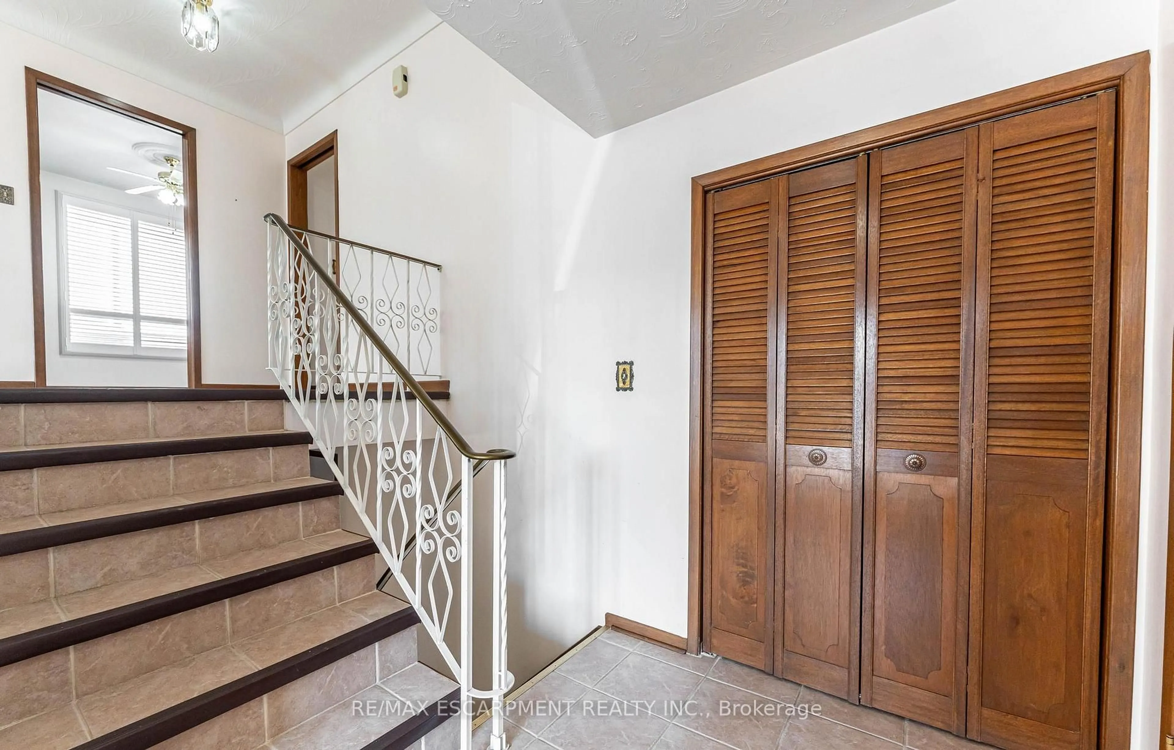 Indoor foyer for 14 Eagleson Dr, St. Catharines Ontario L2M 7J4