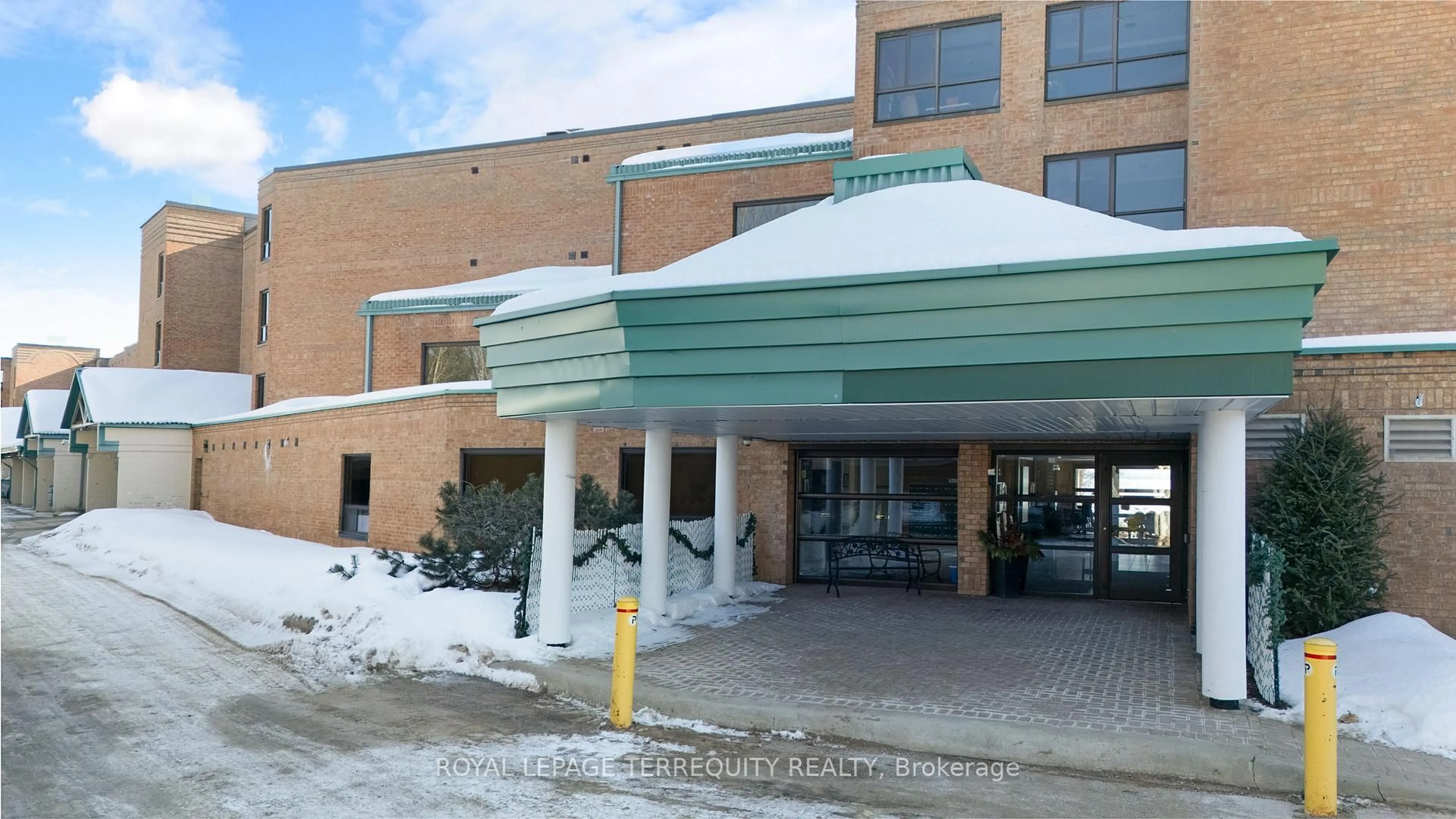 Indoor foyer for 155 Timmins St #112, North Bay Ontario P1B 9K8