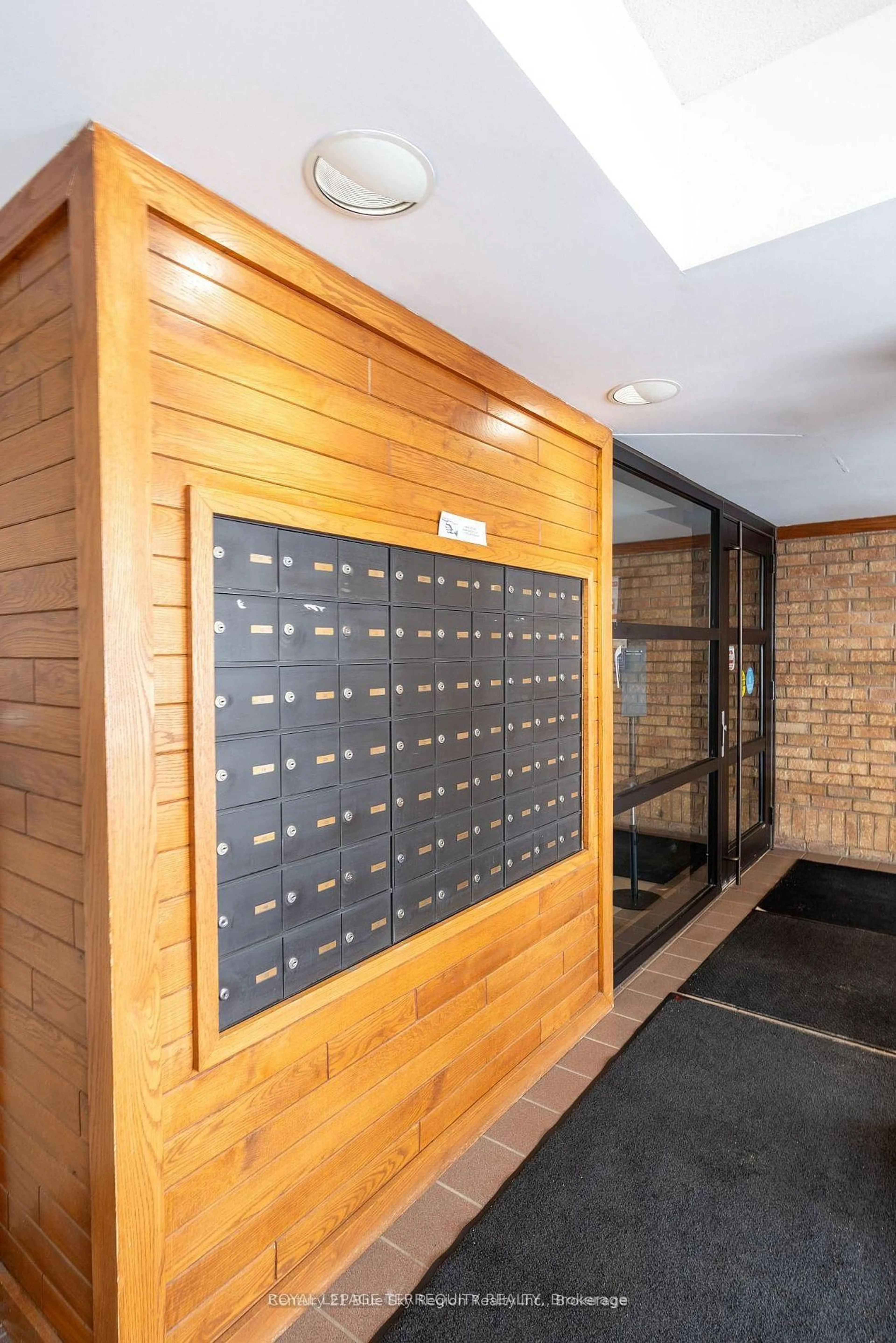 Indoor foyer for 155 Timmins St #112, North Bay Ontario P1B 9K8