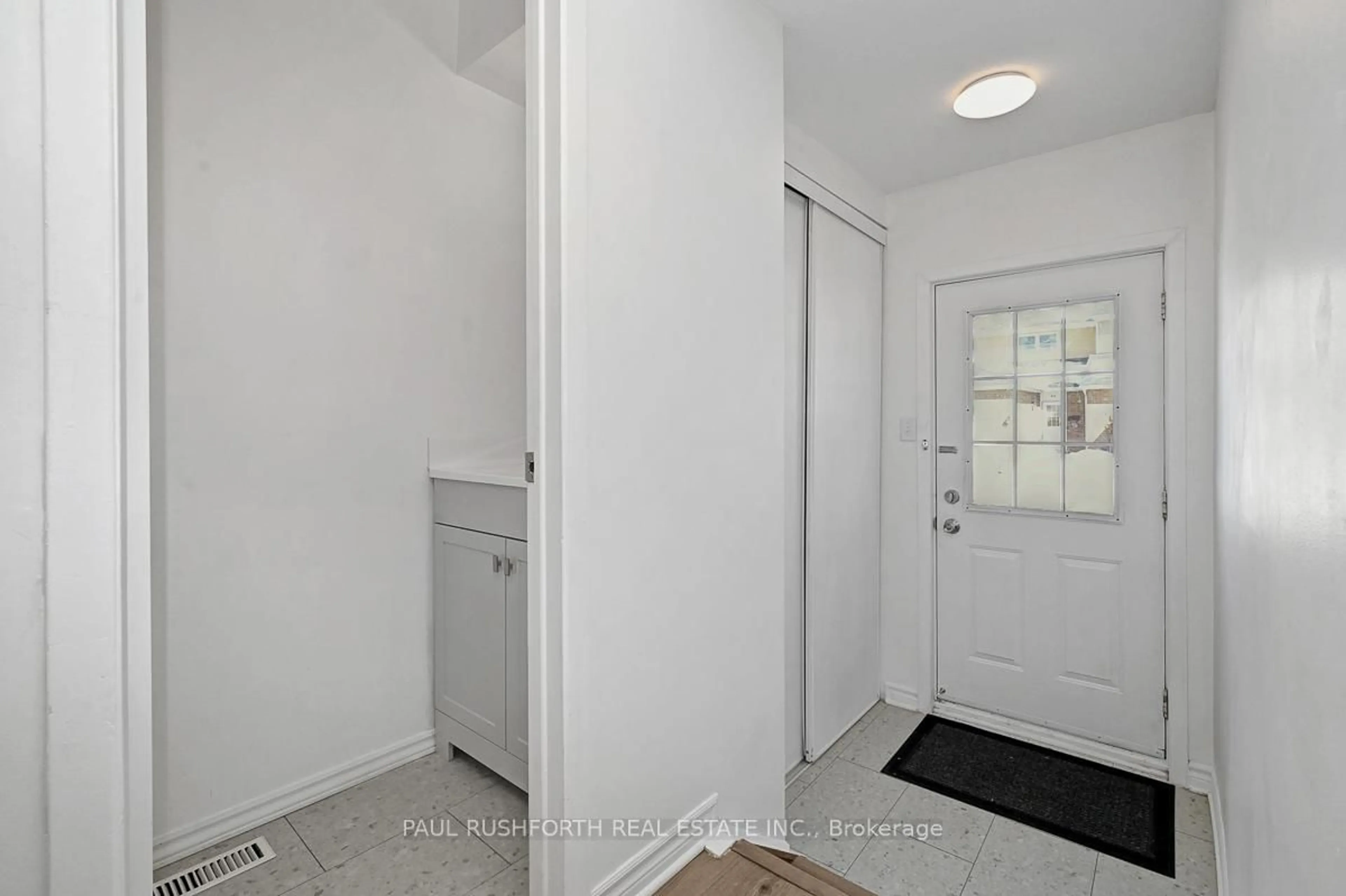 Indoor entryway for 148 Bentbrook Cres, Ottawa Ontario K2J 3Y3