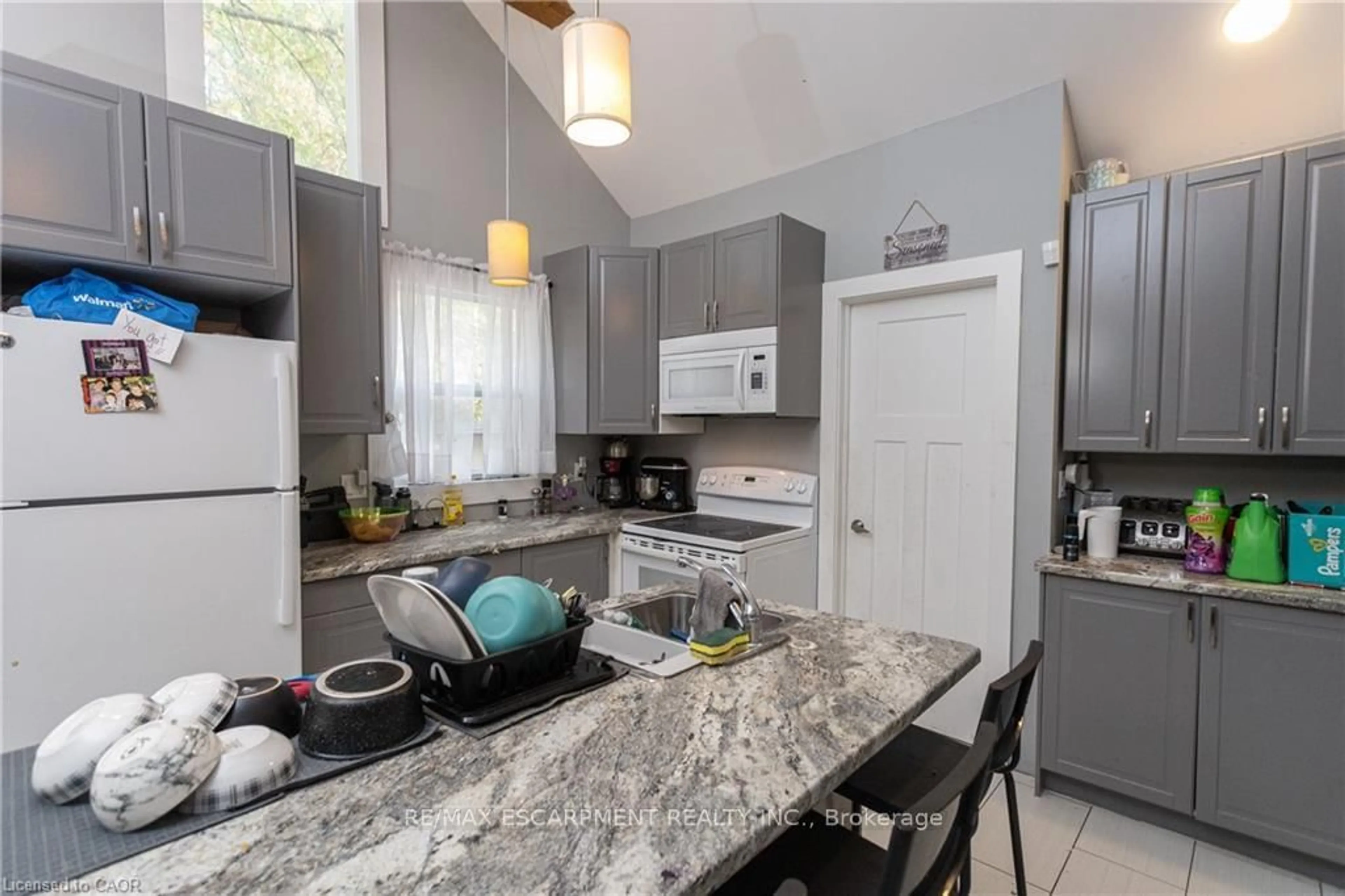 Open concept kitchen, ceramic/tile floor for 7 LAILEY St, St. Catharines Ontario L2M 5G7