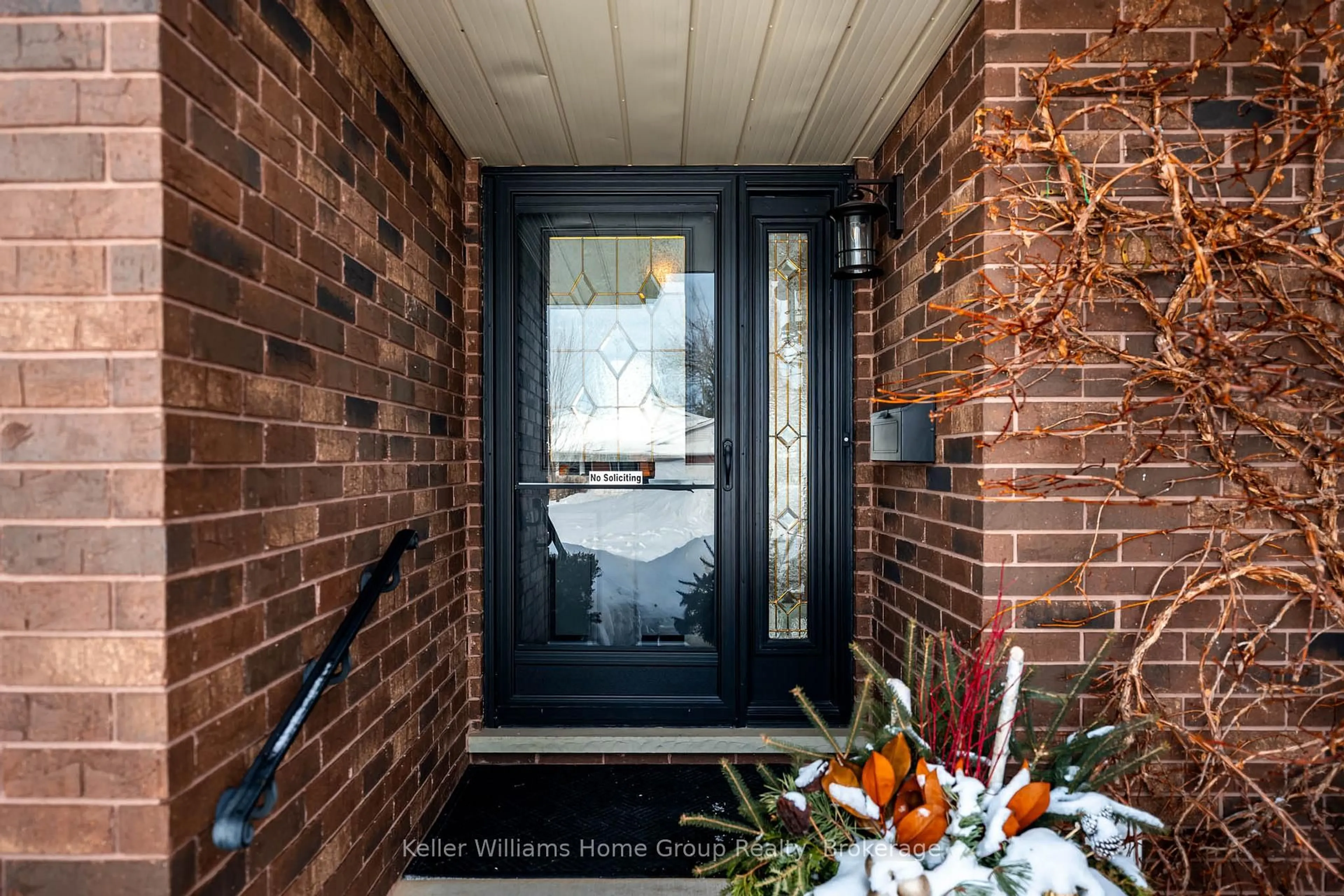 Indoor entryway for 550 MAPLE Ave, North Perth Ontario N4W 3G5