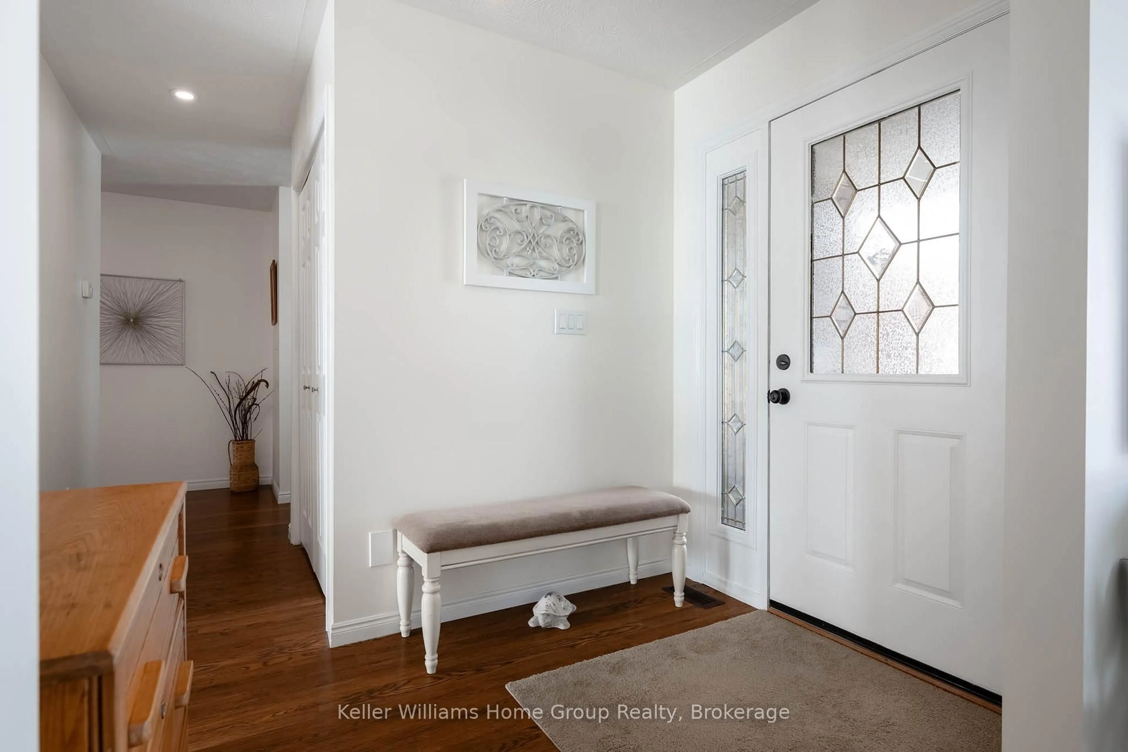 Indoor entryway for 550 MAPLE Ave, North Perth Ontario N4W 3G5