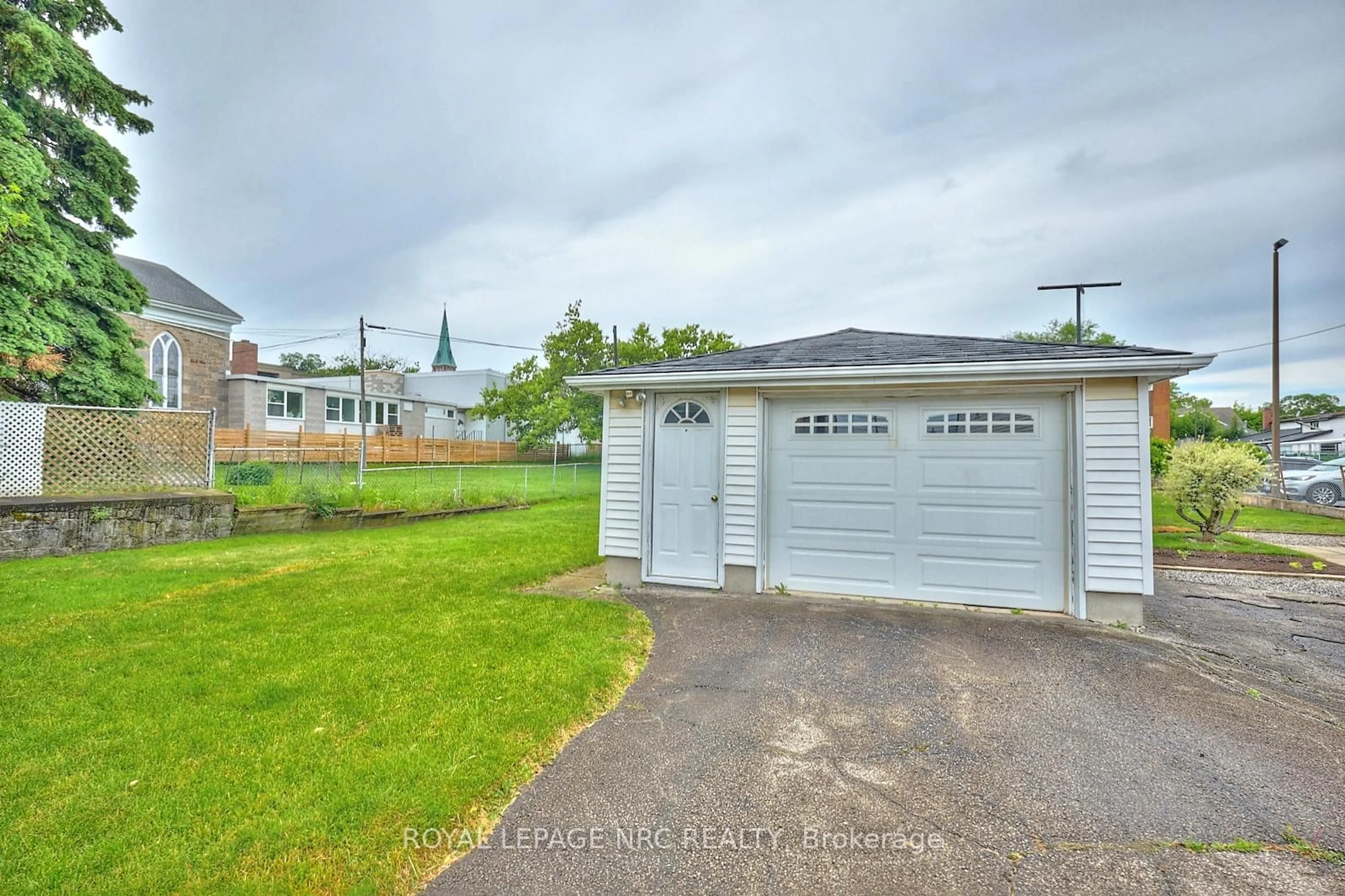 A pic from outside/outdoor area/front of a property/back of a property/a pic from drone, street for 9 Pine St, Thorold Ontario L2V 3L1