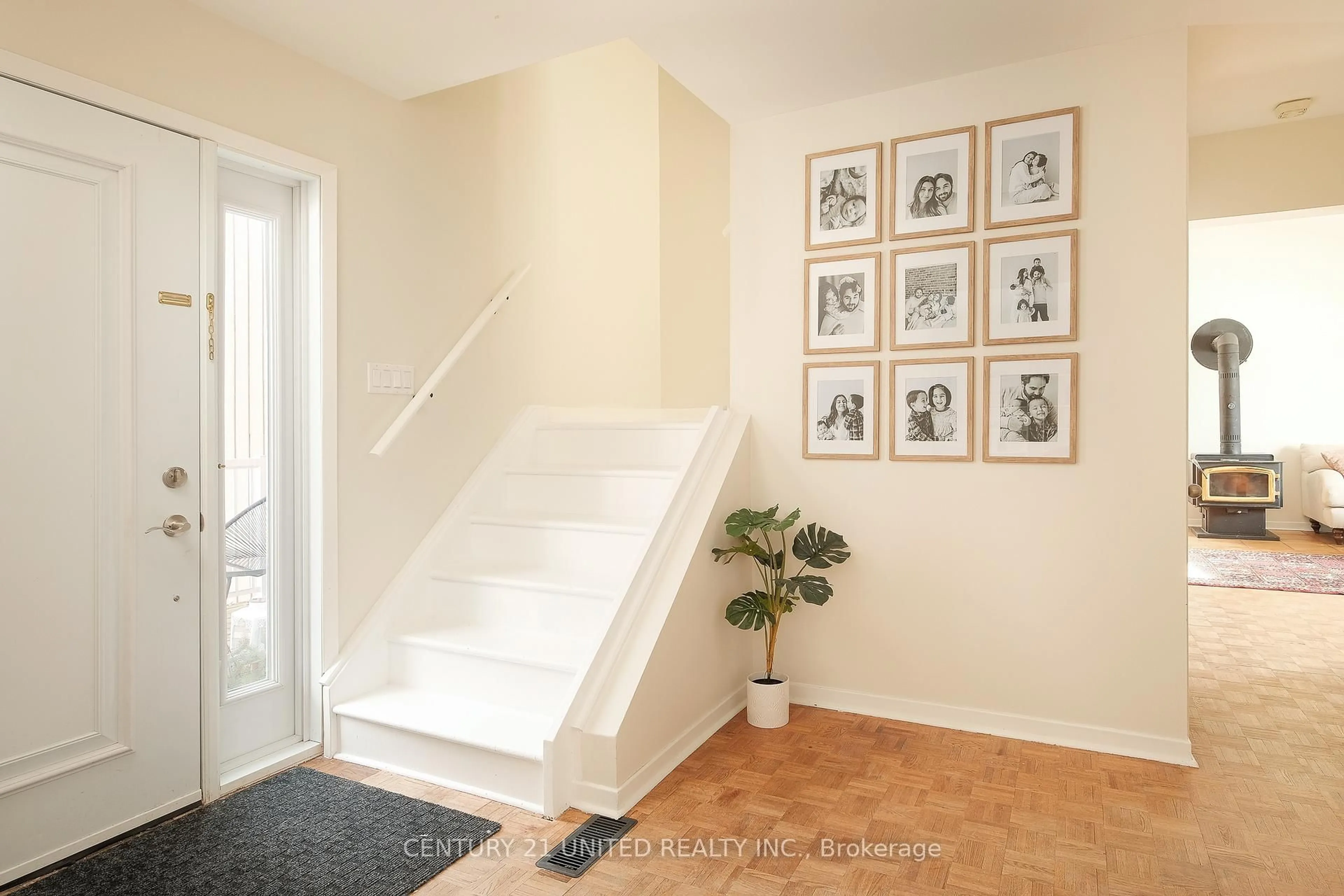 Indoor entryway for 228 County Road 28, Cavan Monaghan Ontario K0L 1B0