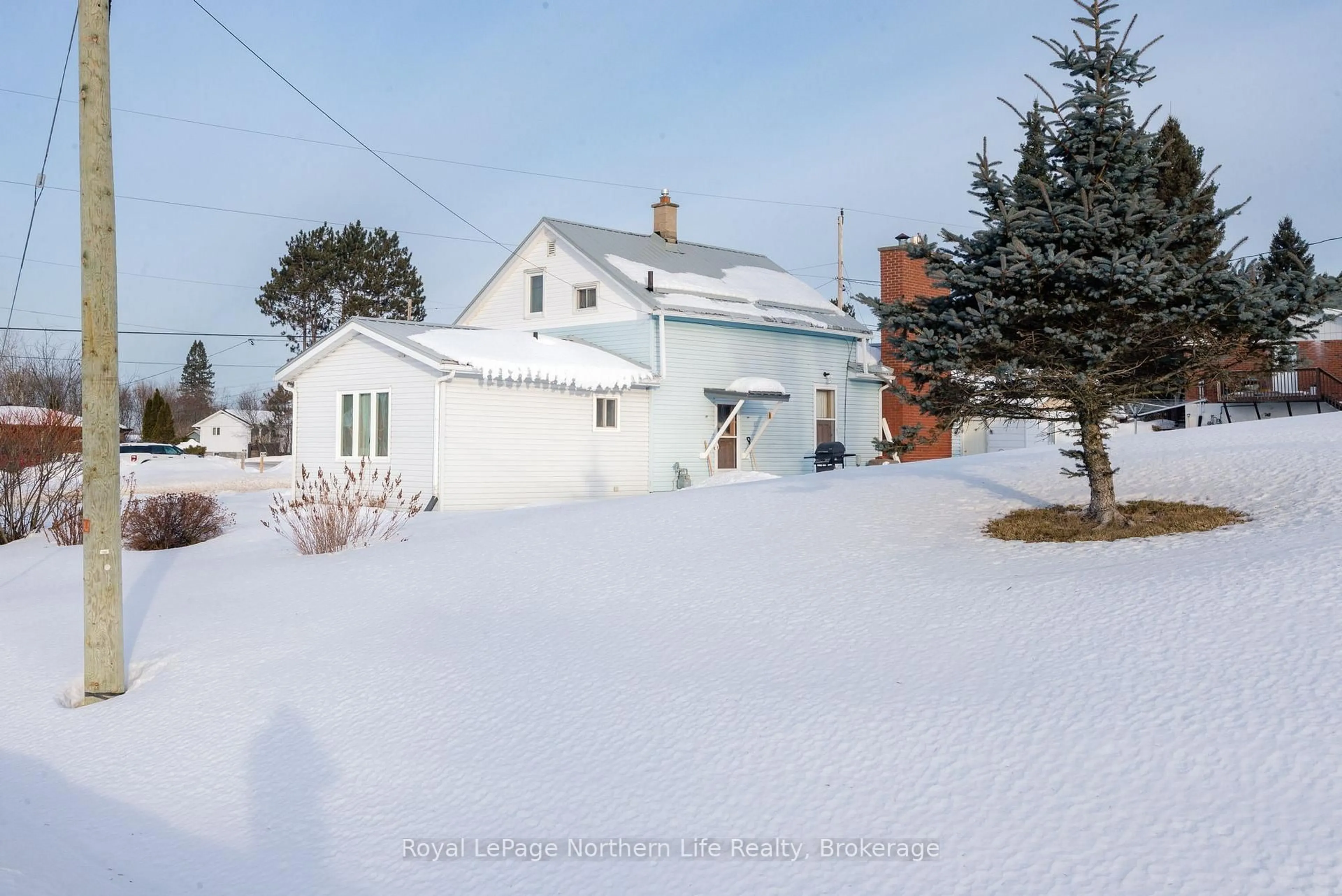 A pic from outside/outdoor area/front of a property/back of a property/a pic from drone, street for 404 Main St, Powassan Ontario P0H 1Z0
