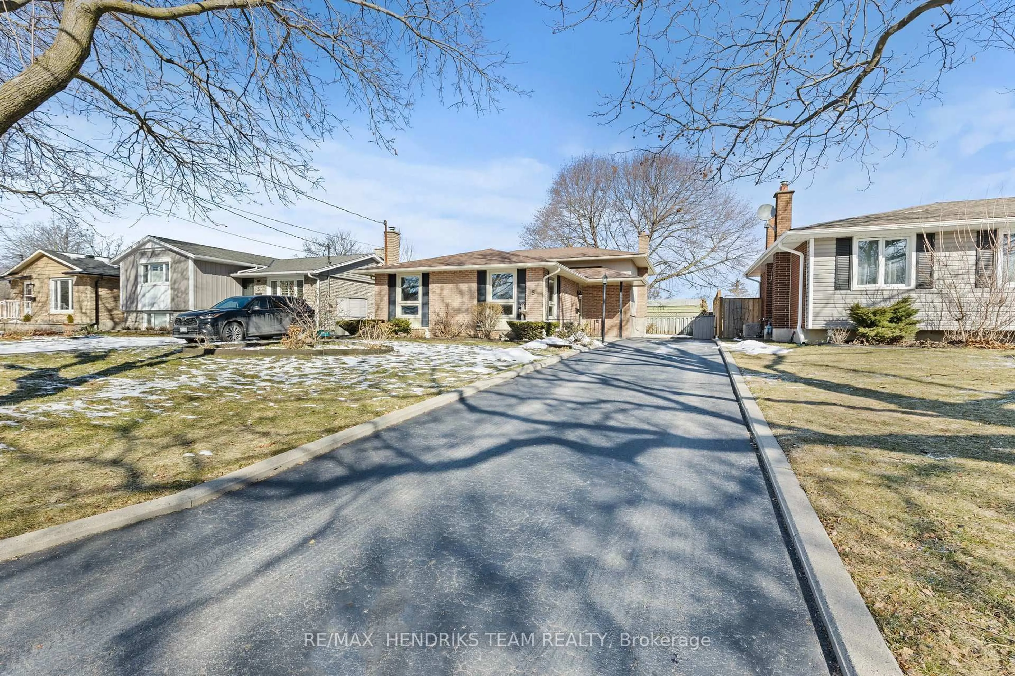 A pic from outside/outdoor area/front of a property/back of a property/a pic from drone, street for 5 Sheridan Dr, St. Catharines Ontario L2M 6N8
