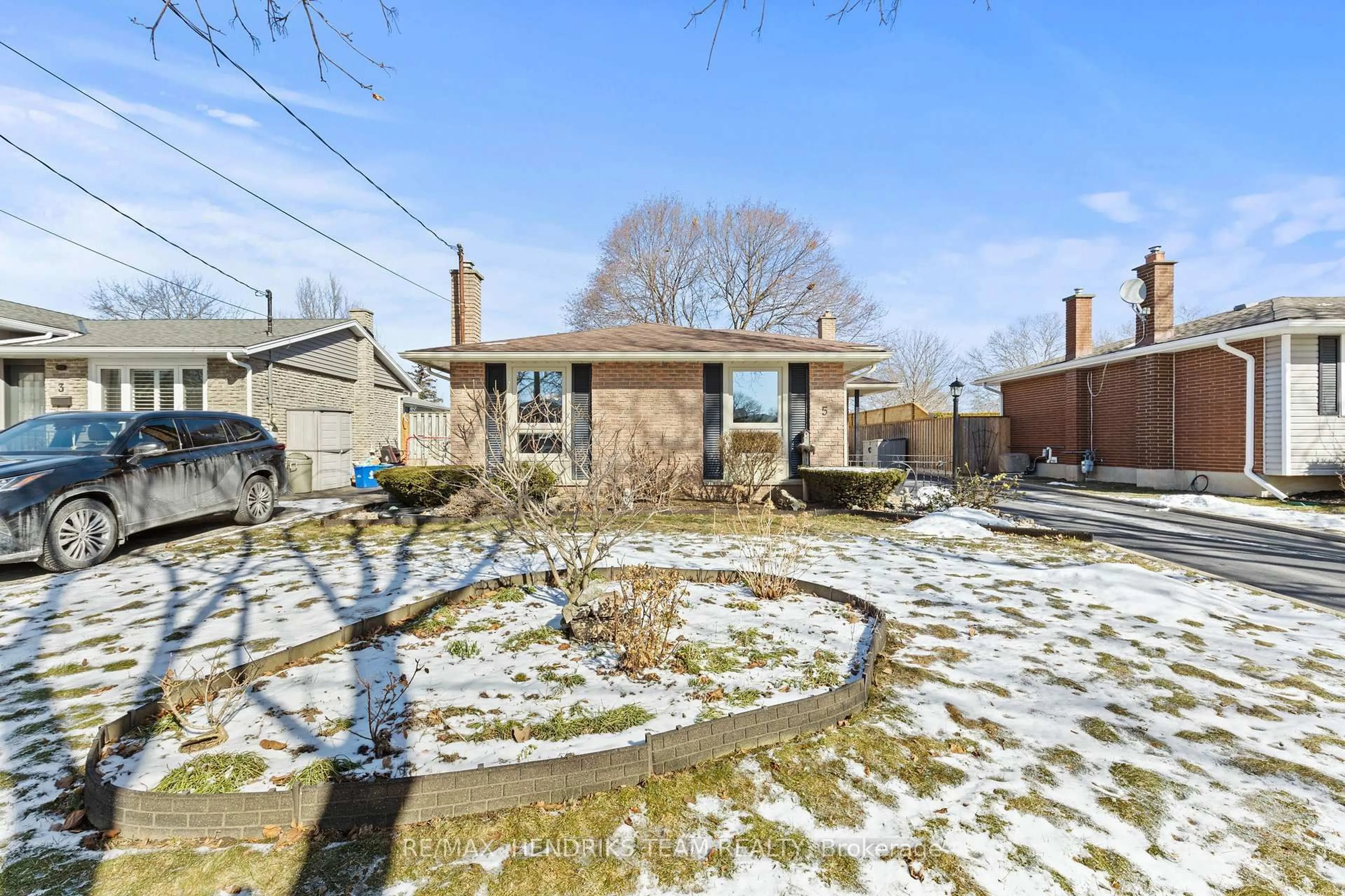 A pic from outside/outdoor area/front of a property/back of a property/a pic from drone, street for 5 Sheridan Dr, St. Catharines Ontario L2M 6N8