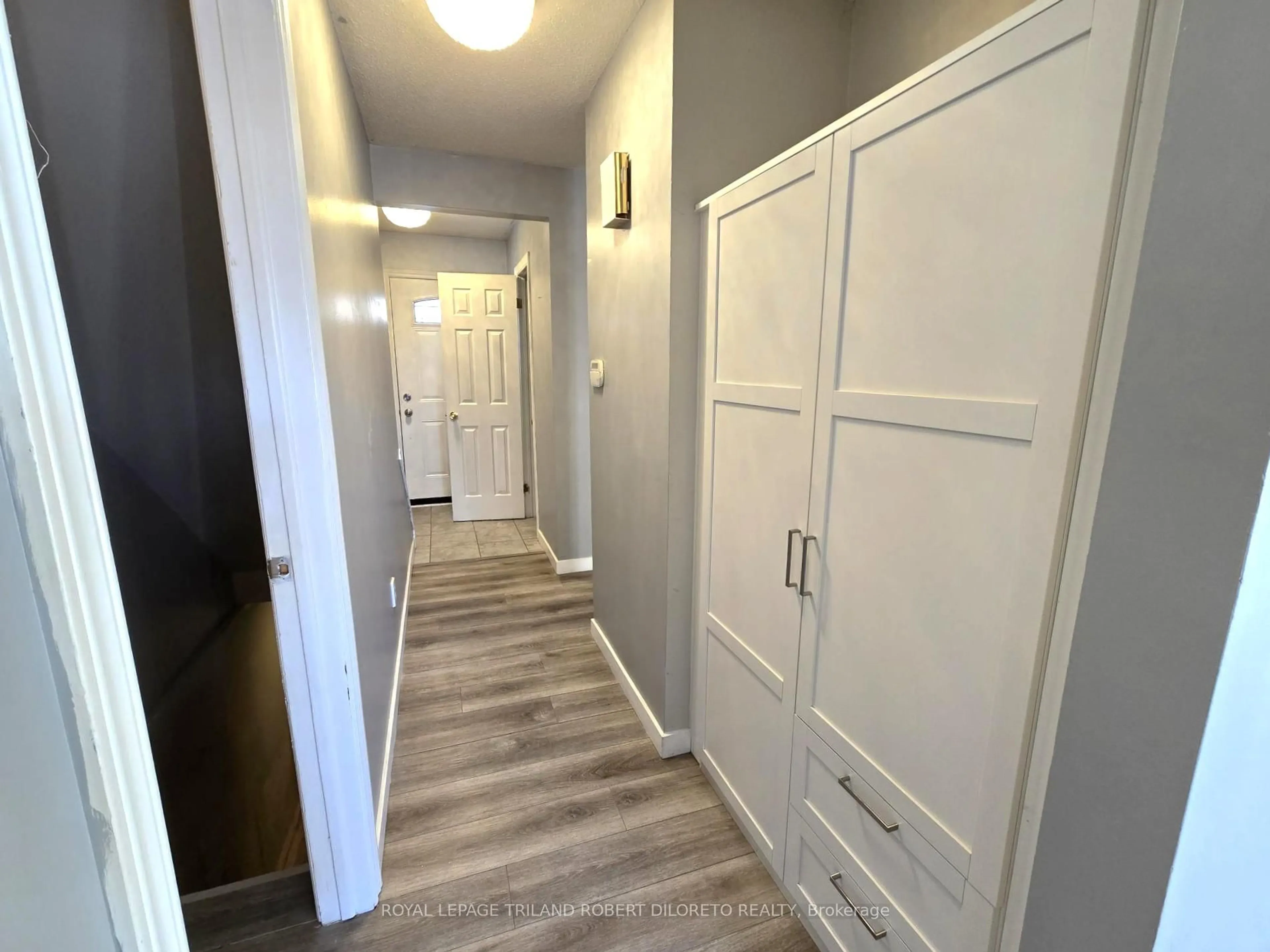 Indoor entryway for 1330 Jalna Blvd #154, London South Ontario N6E 2H7