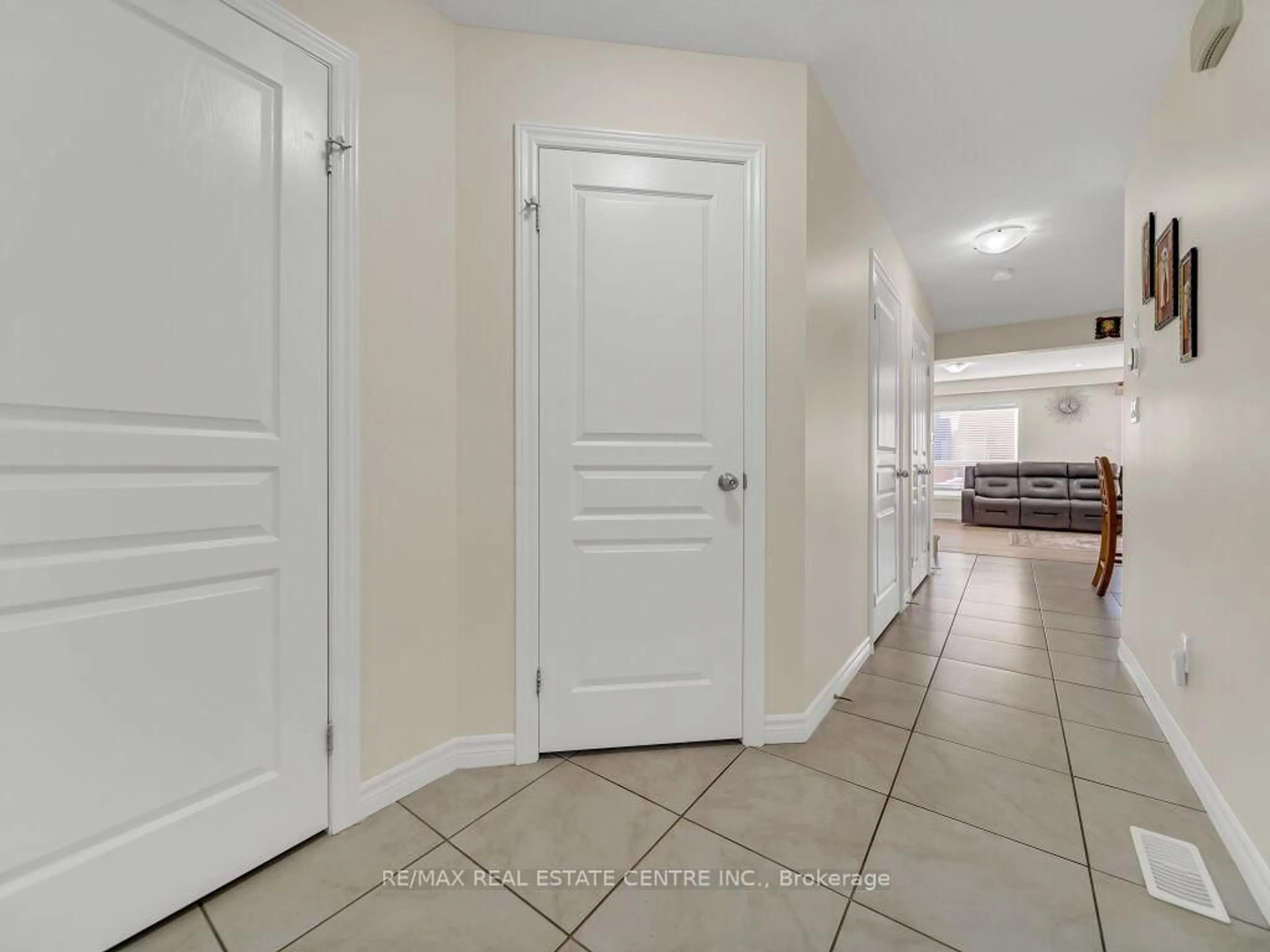 Indoor entryway for 181 Summit Ridge Dr, Guelph Ontario N1E 0M1