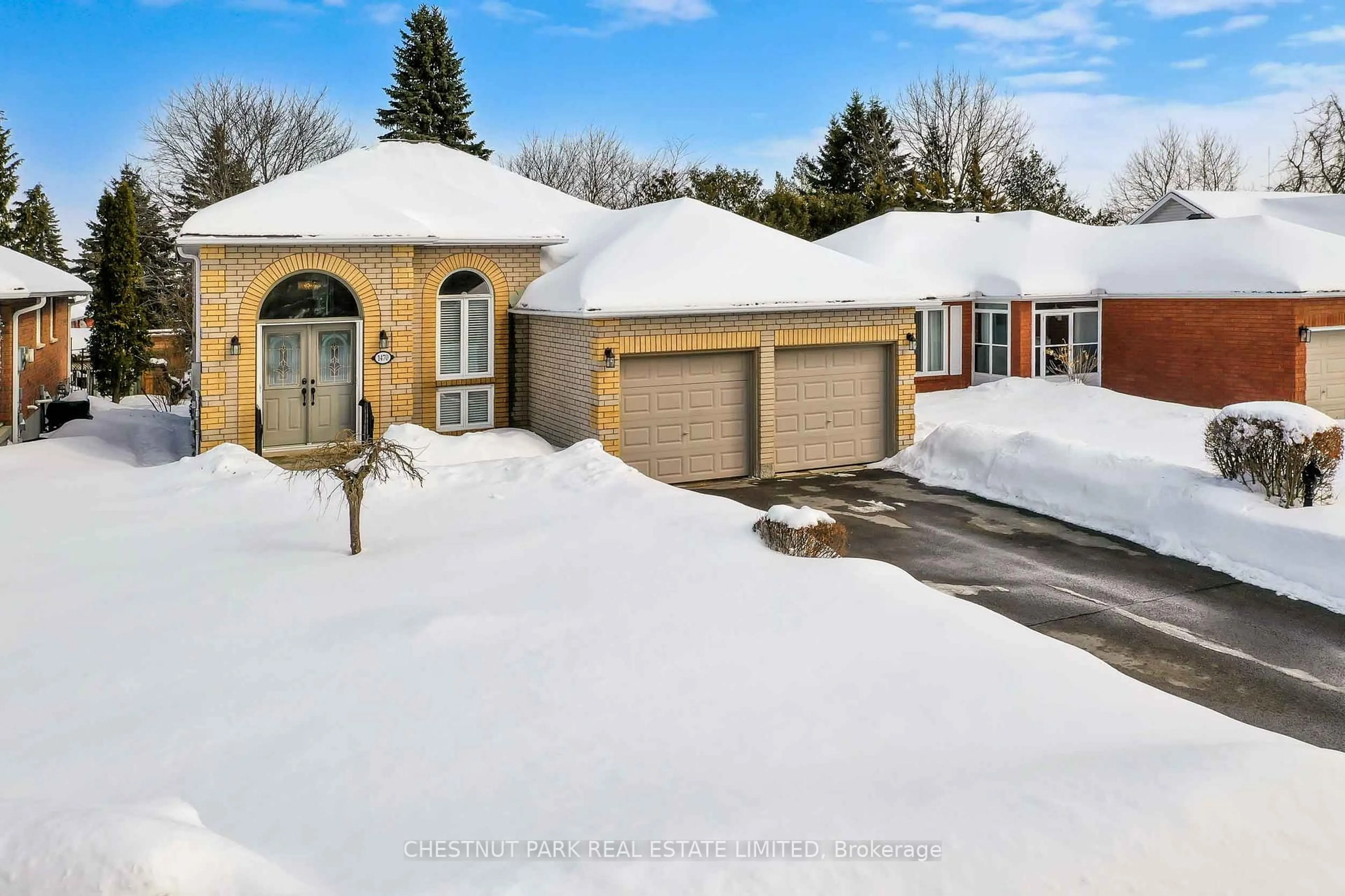 A pic from outside/outdoor area/front of a property/back of a property/a pic from drone, street for 1470 Glenforest Cres, Peterborough Ontario K9K 2J2