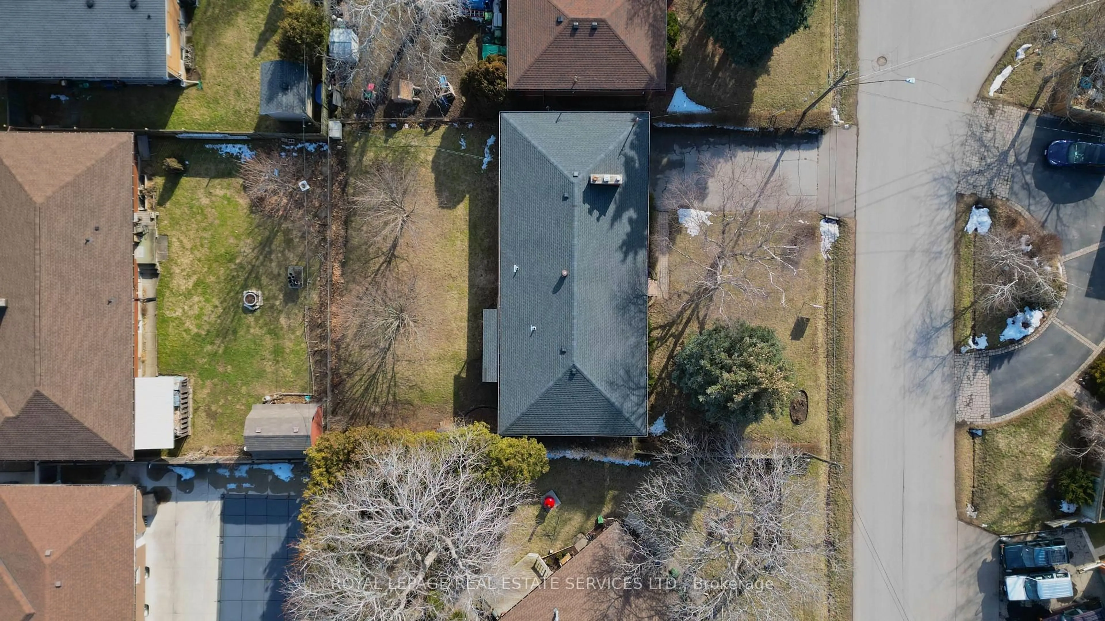 A pic from outside/outdoor area/front of a property/back of a property/a pic from drone, street for 15 Loma Dr, Hamilton Ontario L8G 2W6