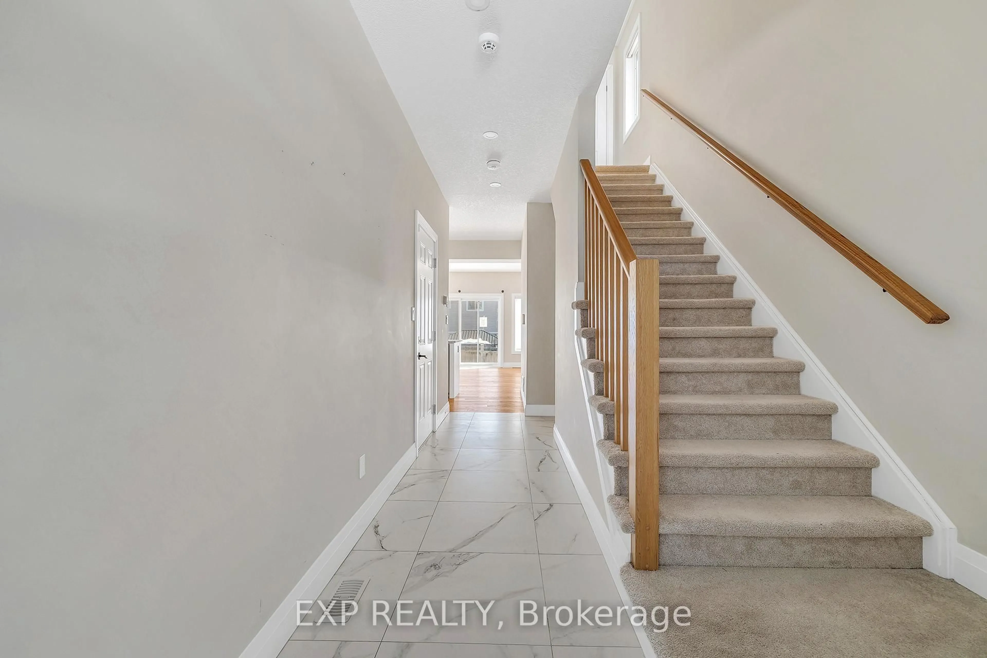 Indoor entryway for 47 Pondcliffe Dr, Kitchener Ontario N2R 0M3