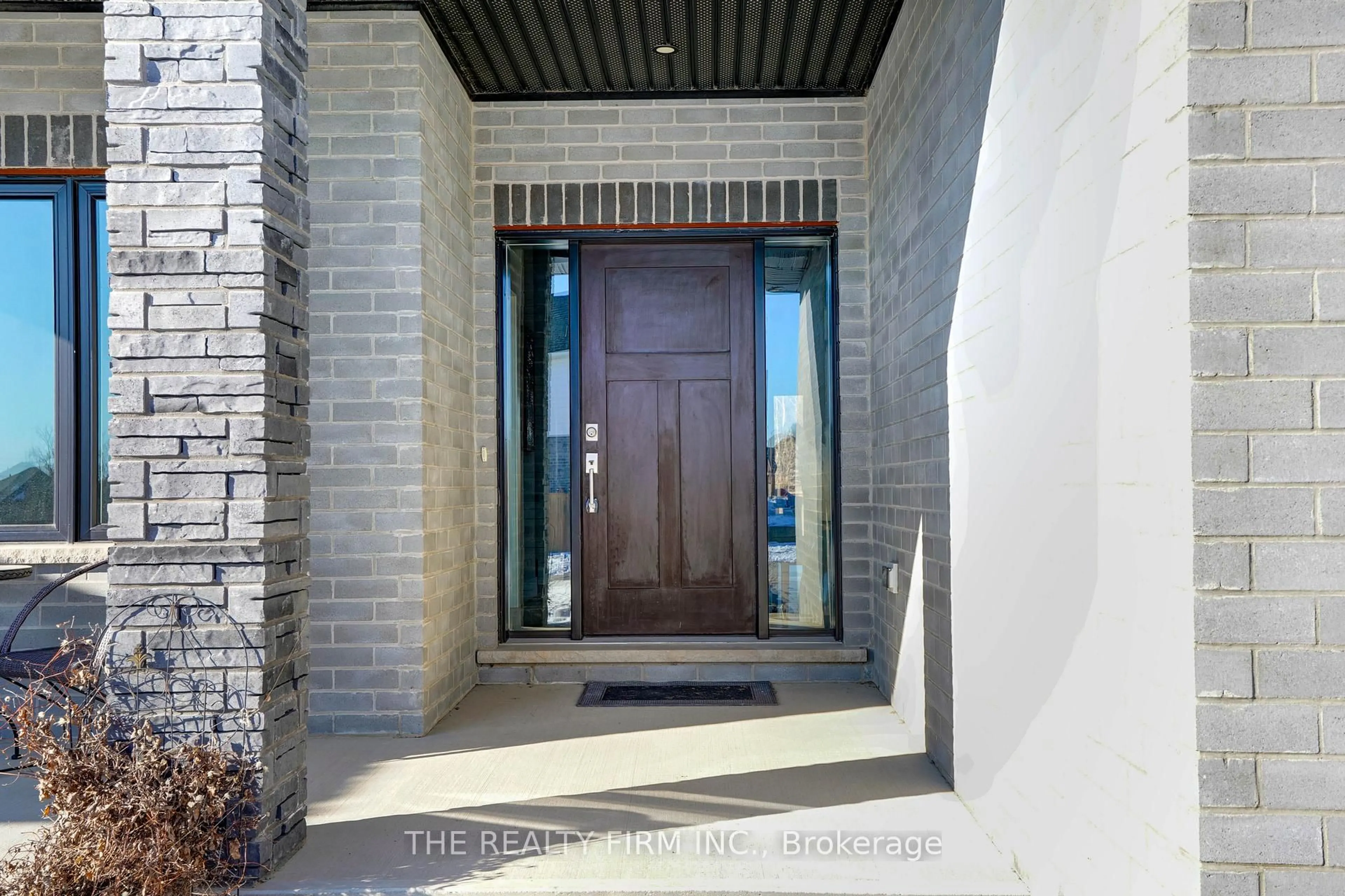 Indoor foyer for 110 Stuart Ave, Lucan Biddulph Ontario N0M 2J0