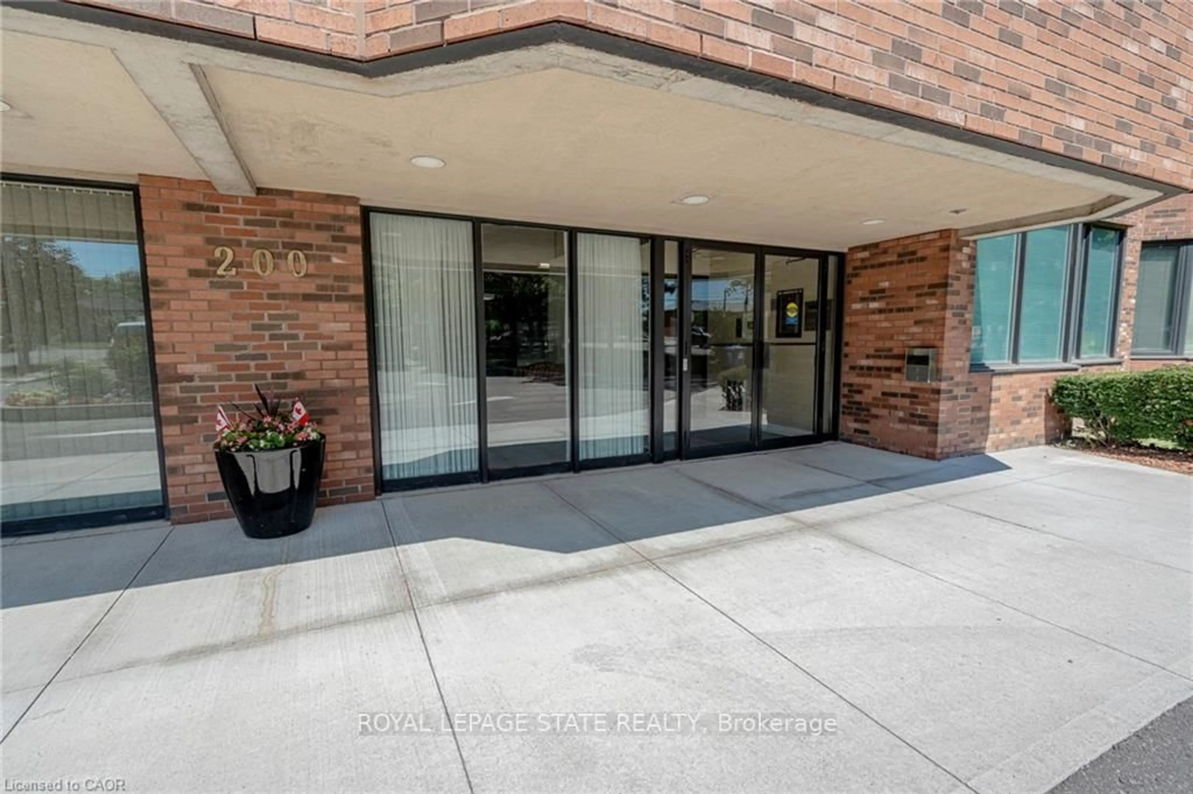 Indoor foyer for 200 Limeridge Rd #105, Hamilton Ontario L9C 7M7