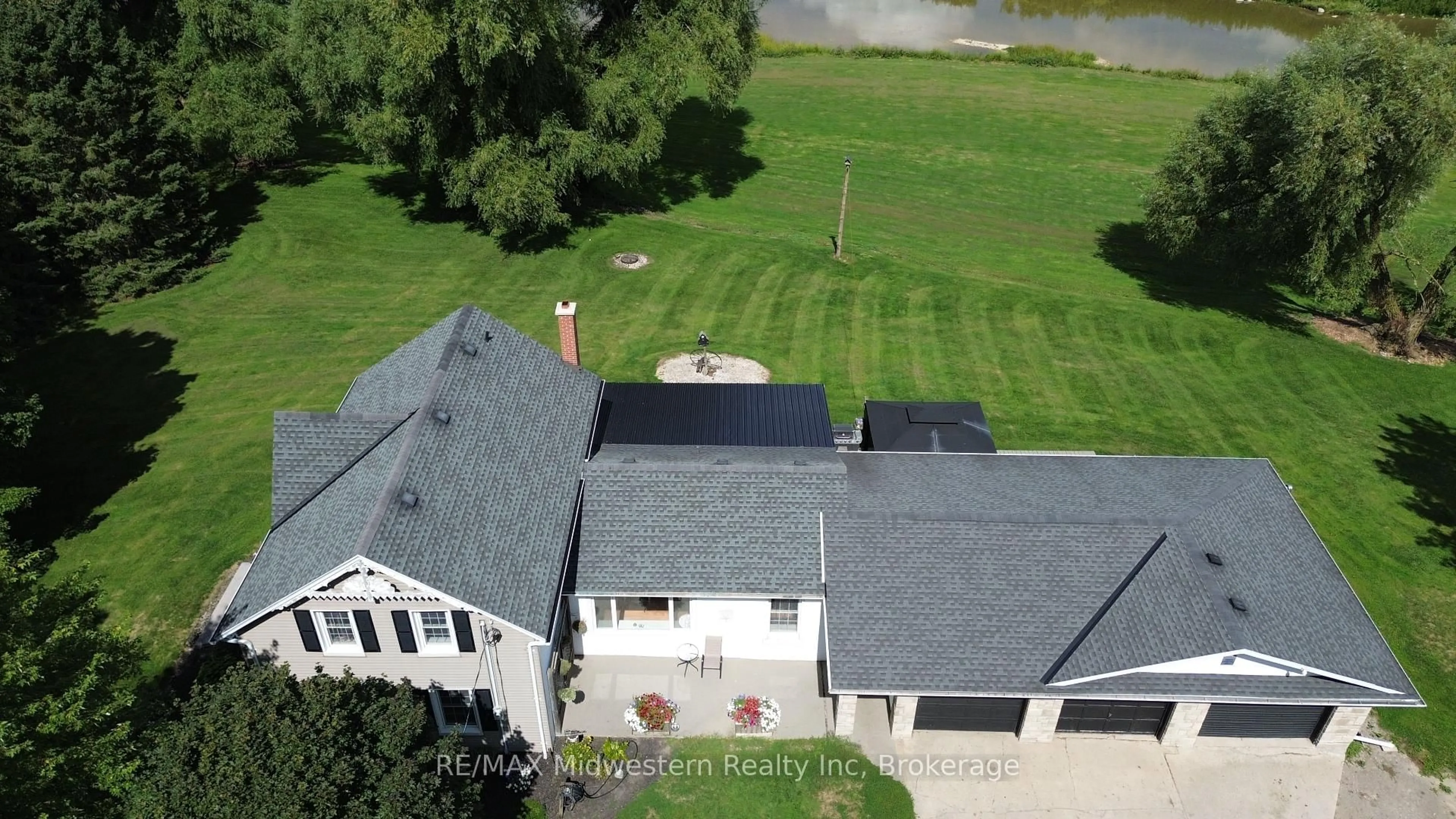 A pic from outside/outdoor area/front of a property/back of a property/a pic from drone, building for 2081 John St, Howick Ontario N0G 1X0