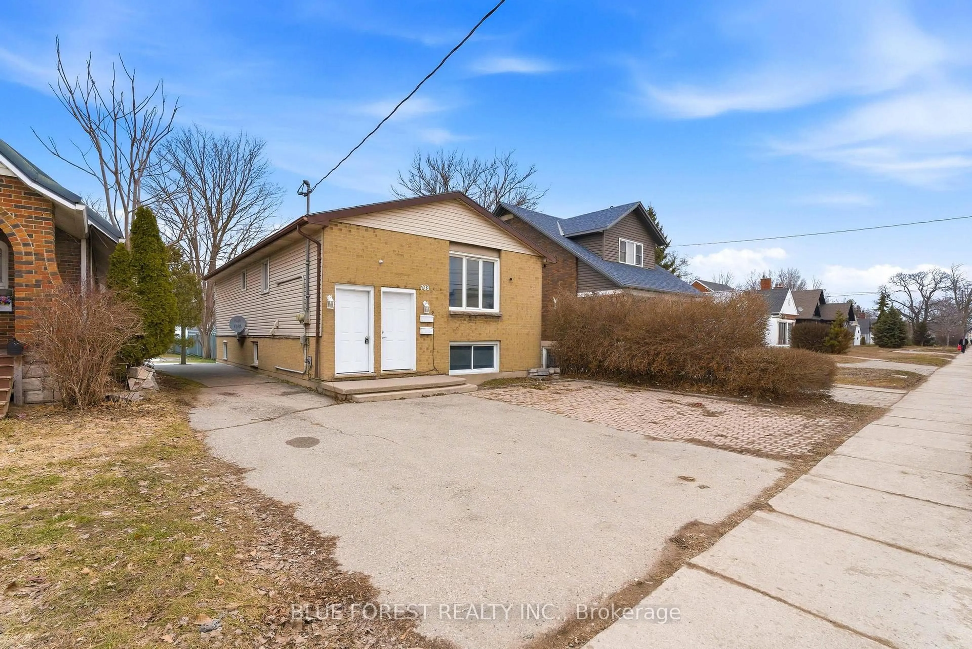A pic from outside/outdoor area/front of a property/back of a property/a pic from drone, street for 708 Oxford St, London East Ontario N5Y 3J6