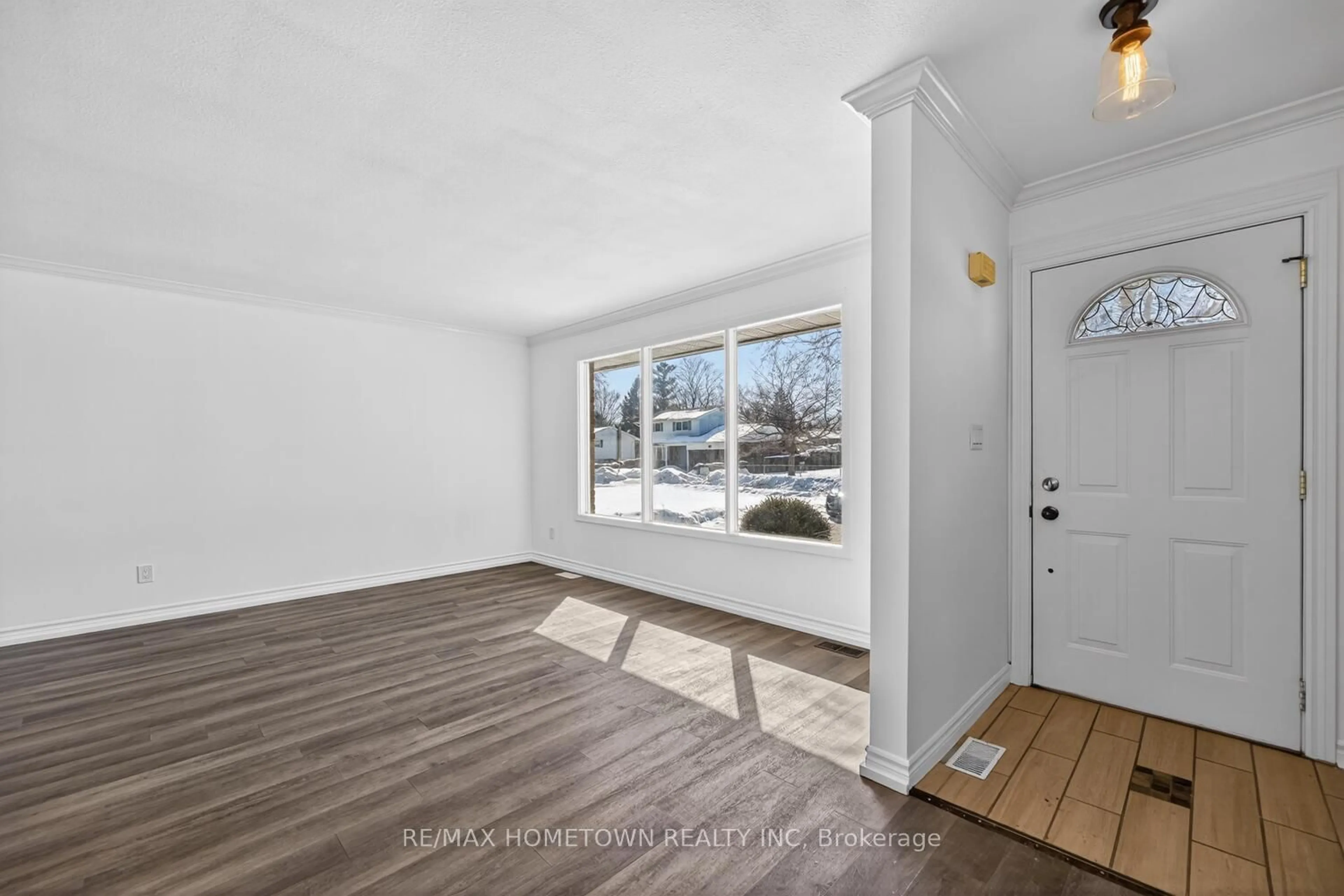 Indoor entryway for 31 Vanier Dr, Brockville Ontario K6V 3J6