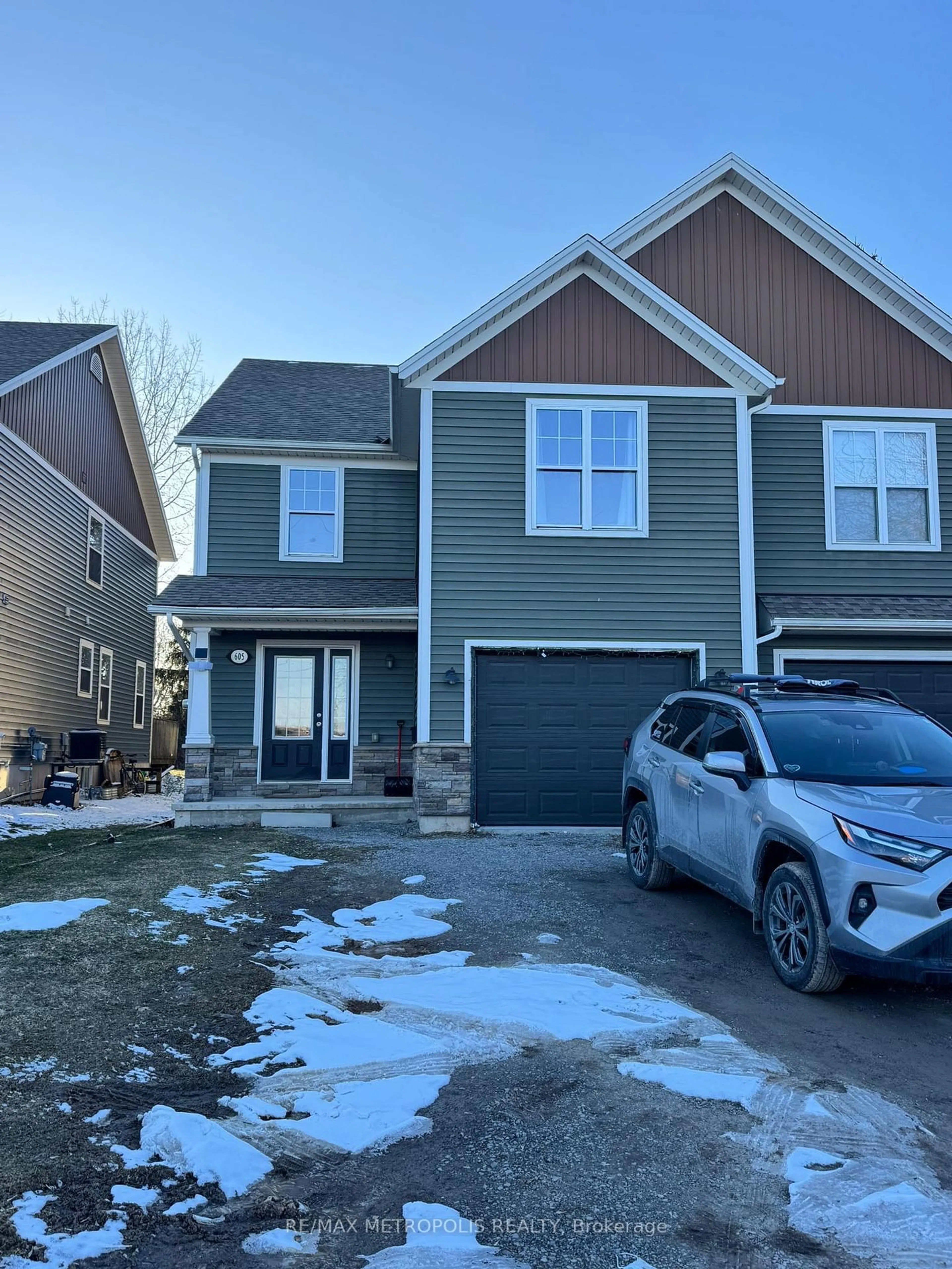 Home with vinyl exterior material, street for 605 First Ave, Welland Ontario L3C 6Z8