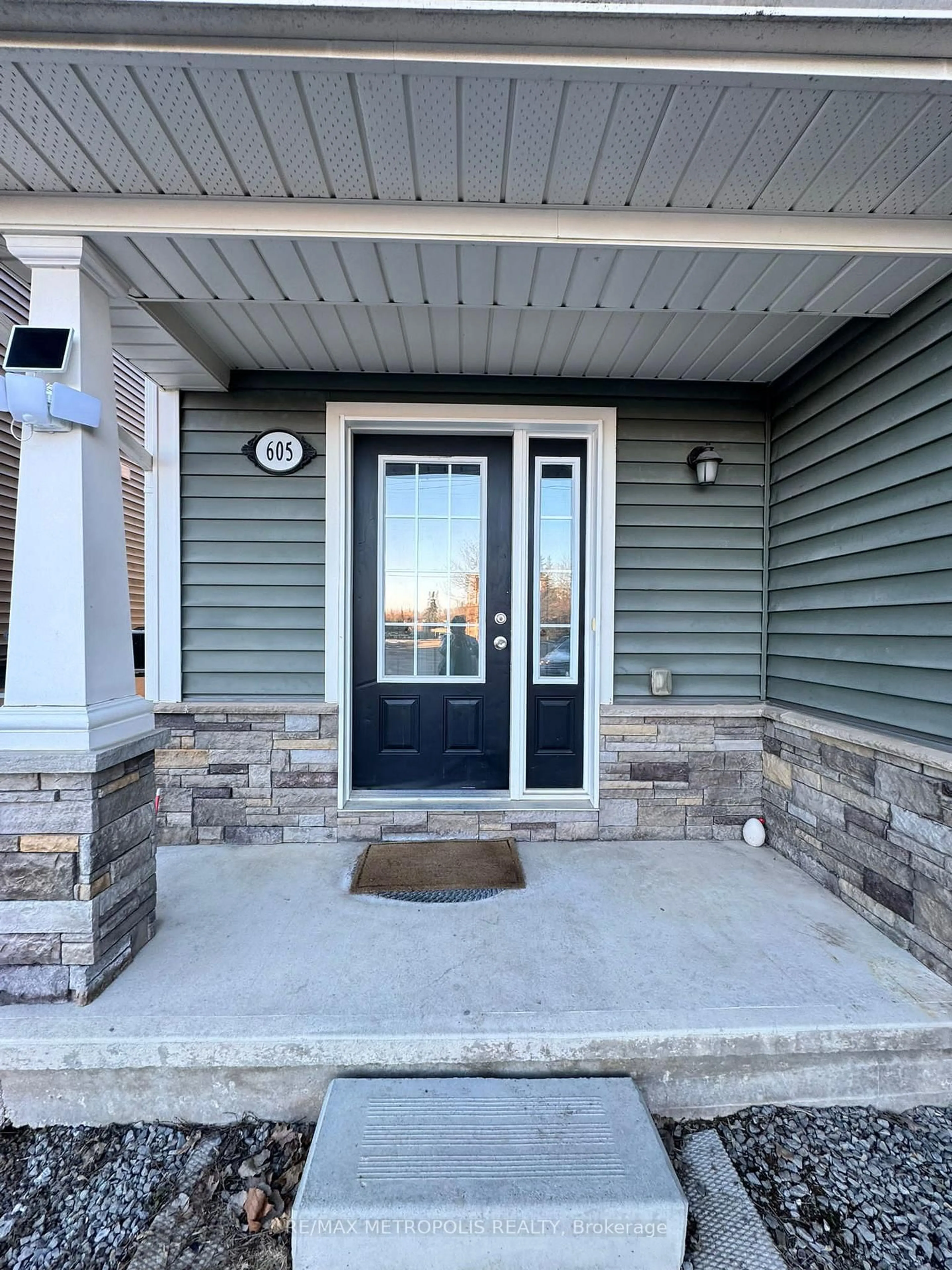 Indoor entryway for 605 First Ave, Welland Ontario L3C 6Z8