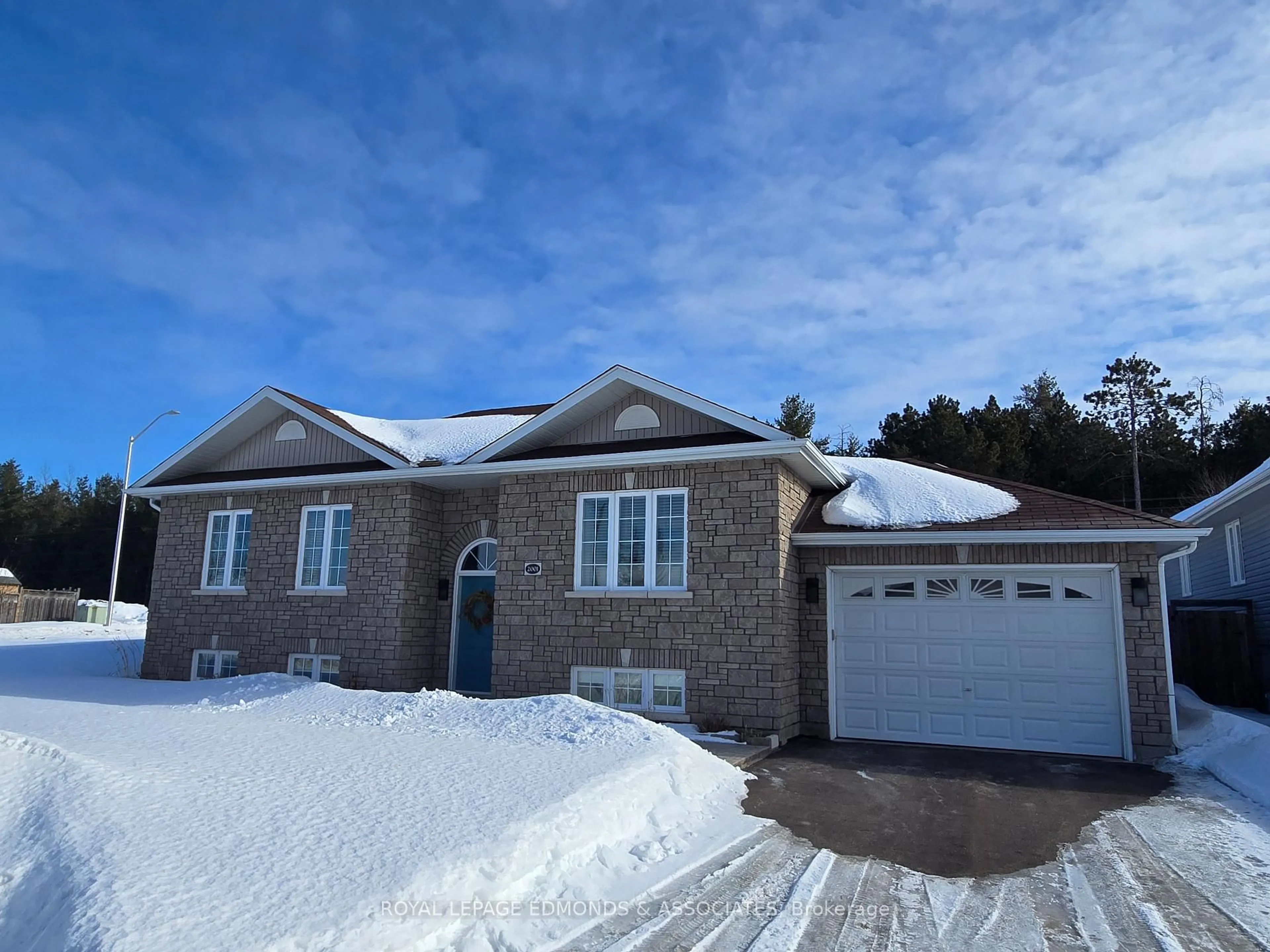 Home with brick exterior material, building for 2001 Sandstone Cres, Petawawa Ontario K8H 0B2