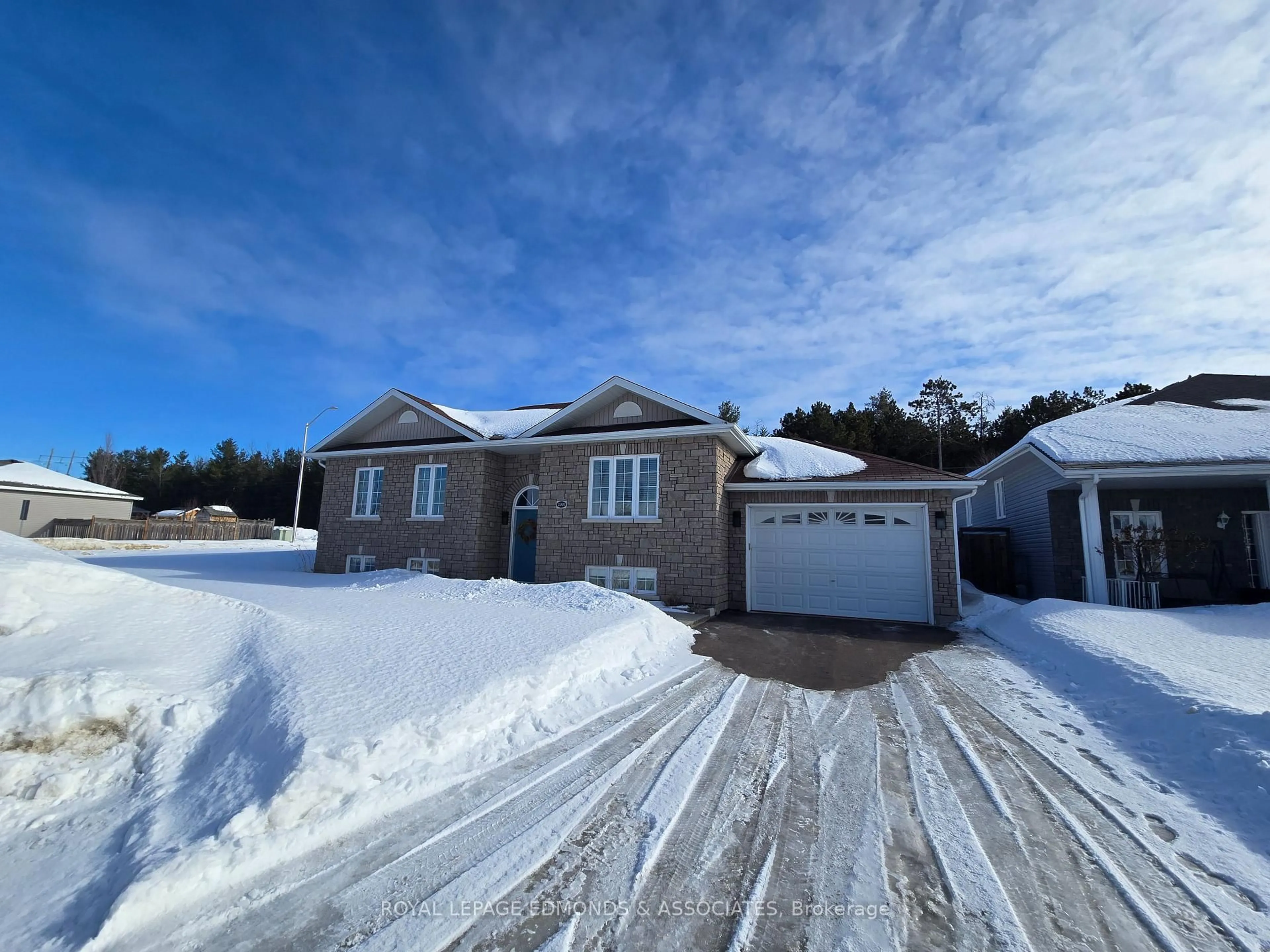 A pic from outside/outdoor area/front of a property/back of a property/a pic from drone, street for 2001 Sandstone Cres, Petawawa Ontario K8H 0B2