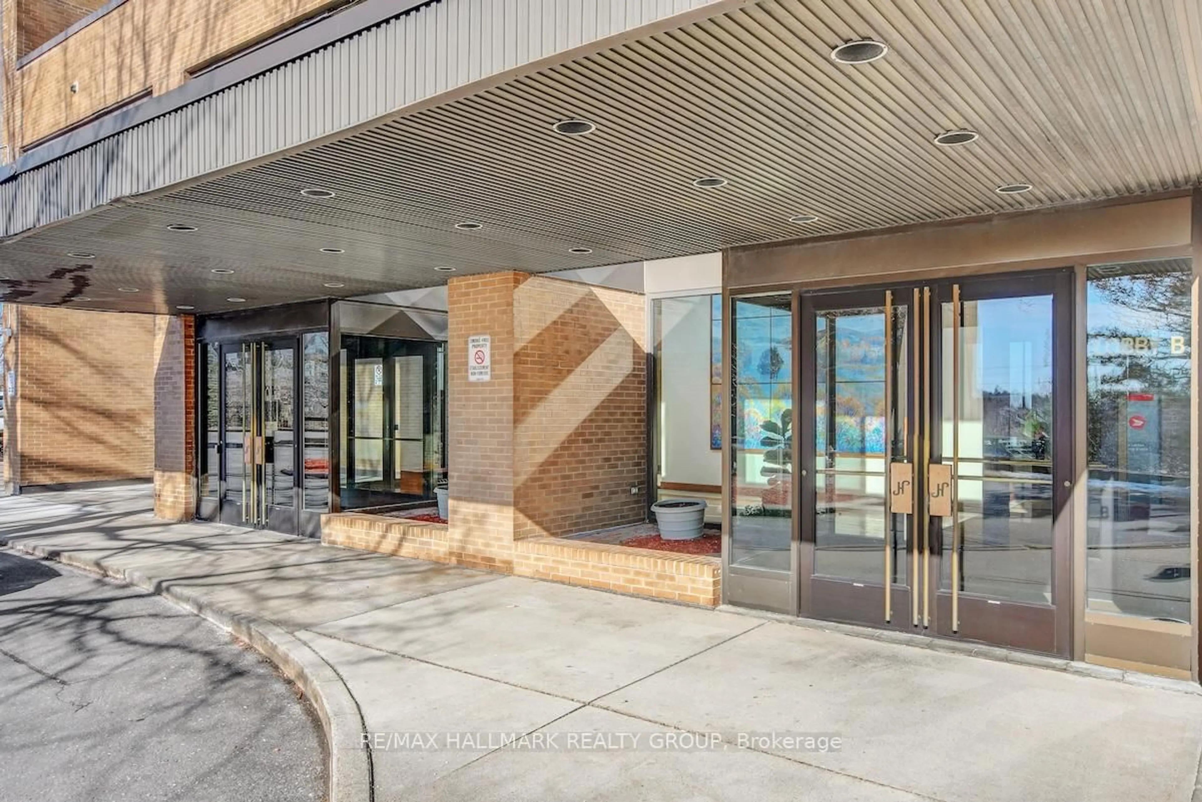 Indoor foyer for 505 St Laurent Blvd #105, Ottawa Ontario K1K 3X4