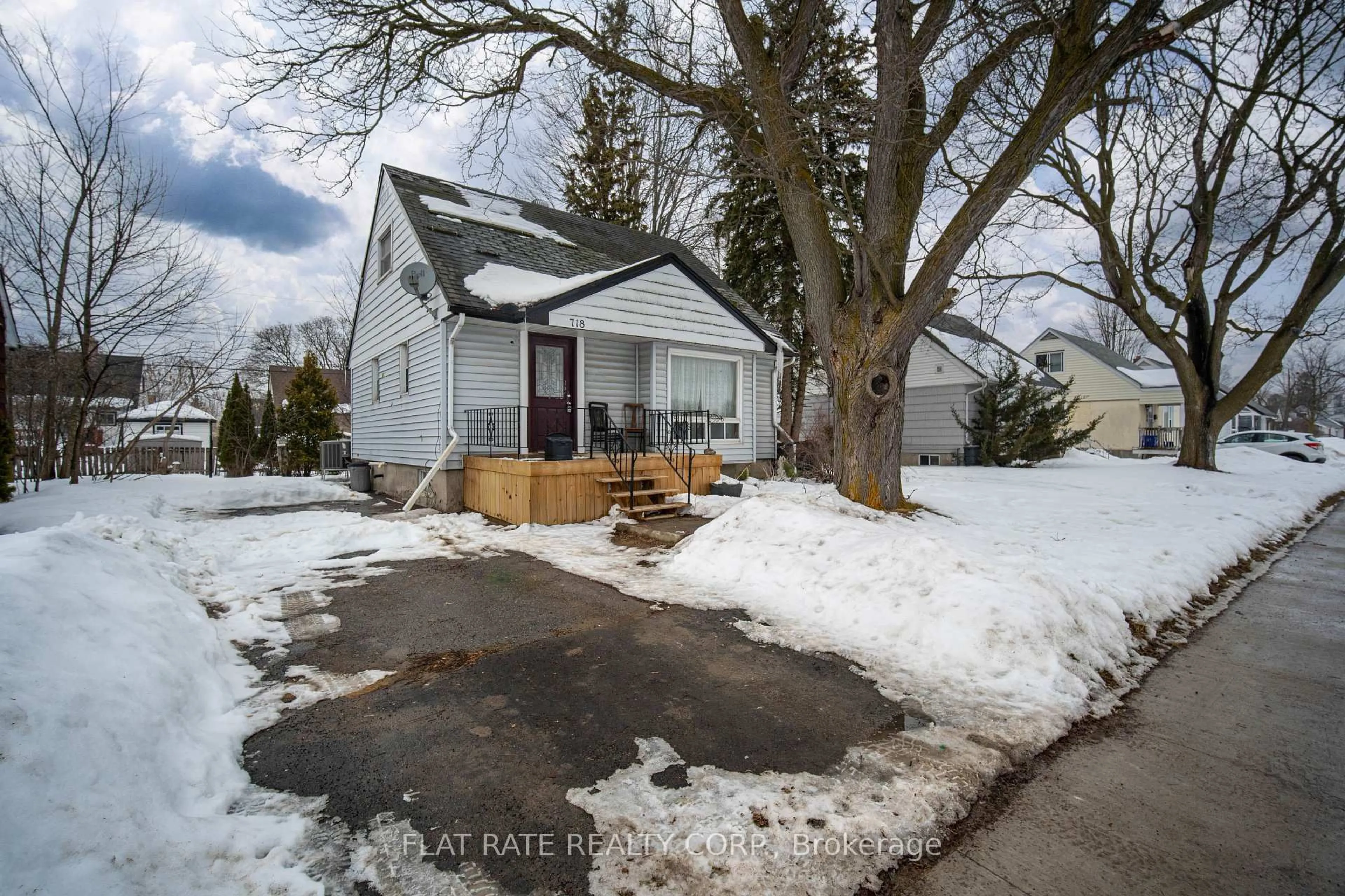 A pic from outside/outdoor area/front of a property/back of a property/a pic from drone, street for 718 GILLESPIE Ave, Peterborough Ontario K9J 5N8