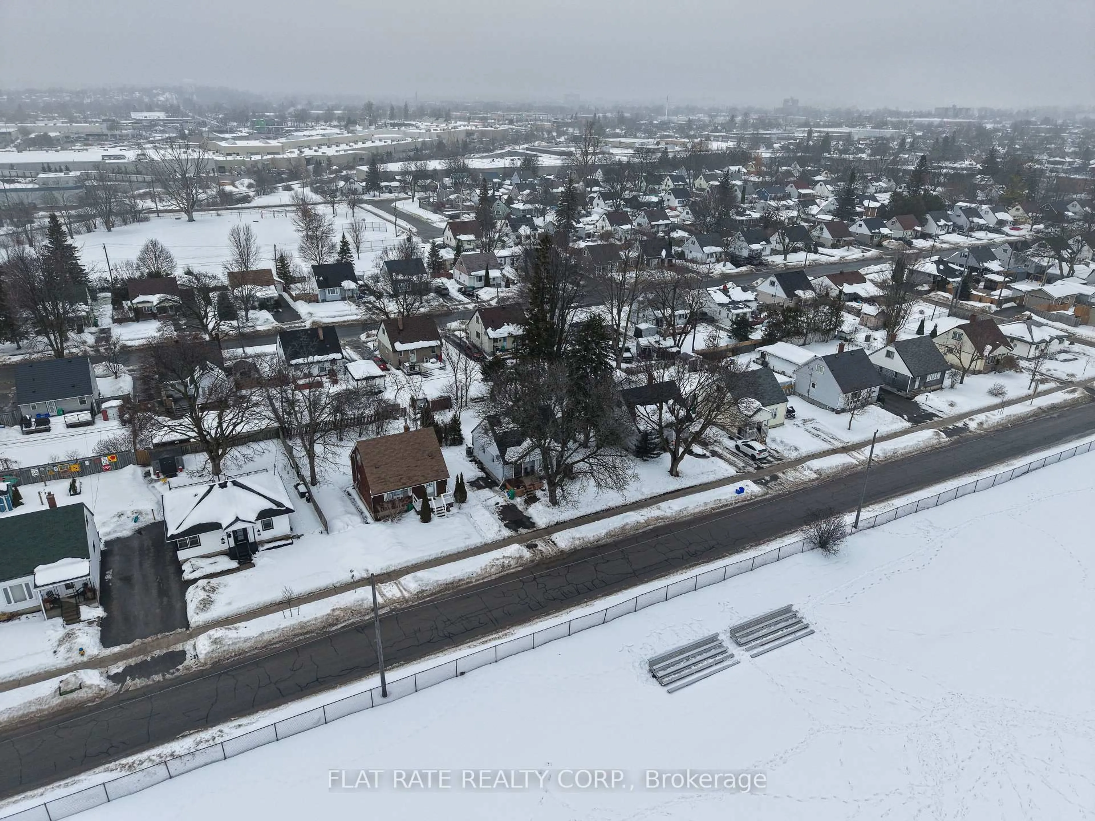 A pic from outside/outdoor area/front of a property/back of a property/a pic from drone, street for 718 GILLESPIE Ave, Peterborough Ontario K9J 5N8