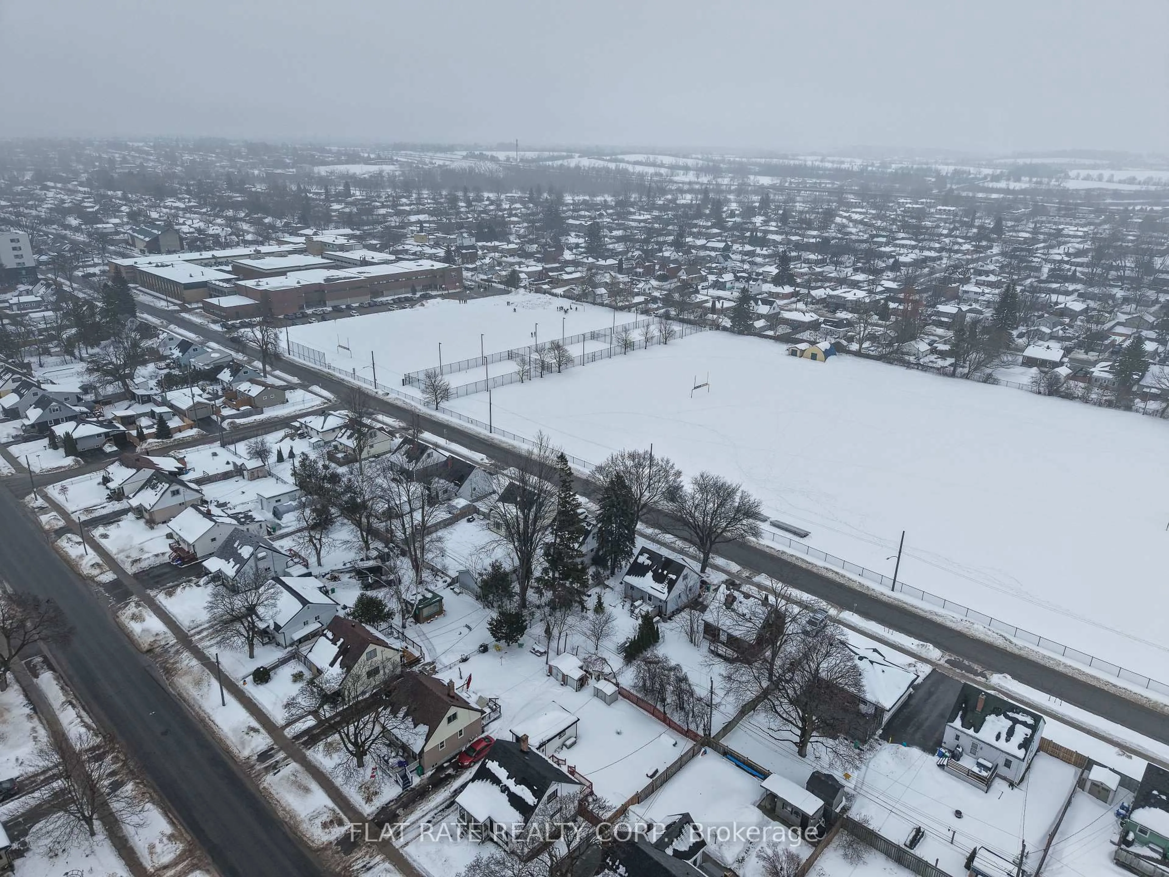 A pic from outside/outdoor area/front of a property/back of a property/a pic from drone, street for 718 GILLESPIE Ave, Peterborough Ontario K9J 5N8