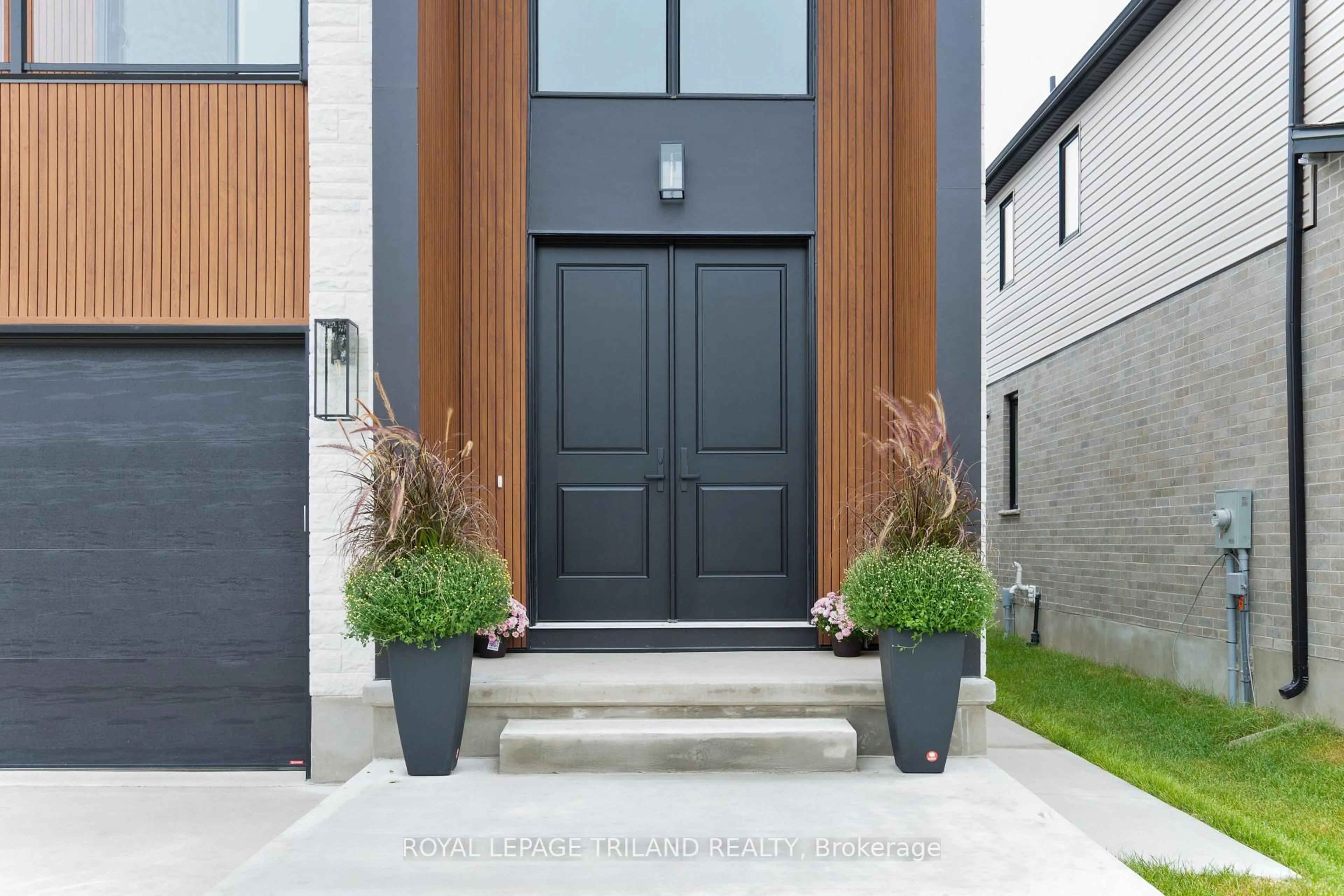 Indoor entryway for 3931 Big Leaf Tr, London South Ontario N6P 0A3