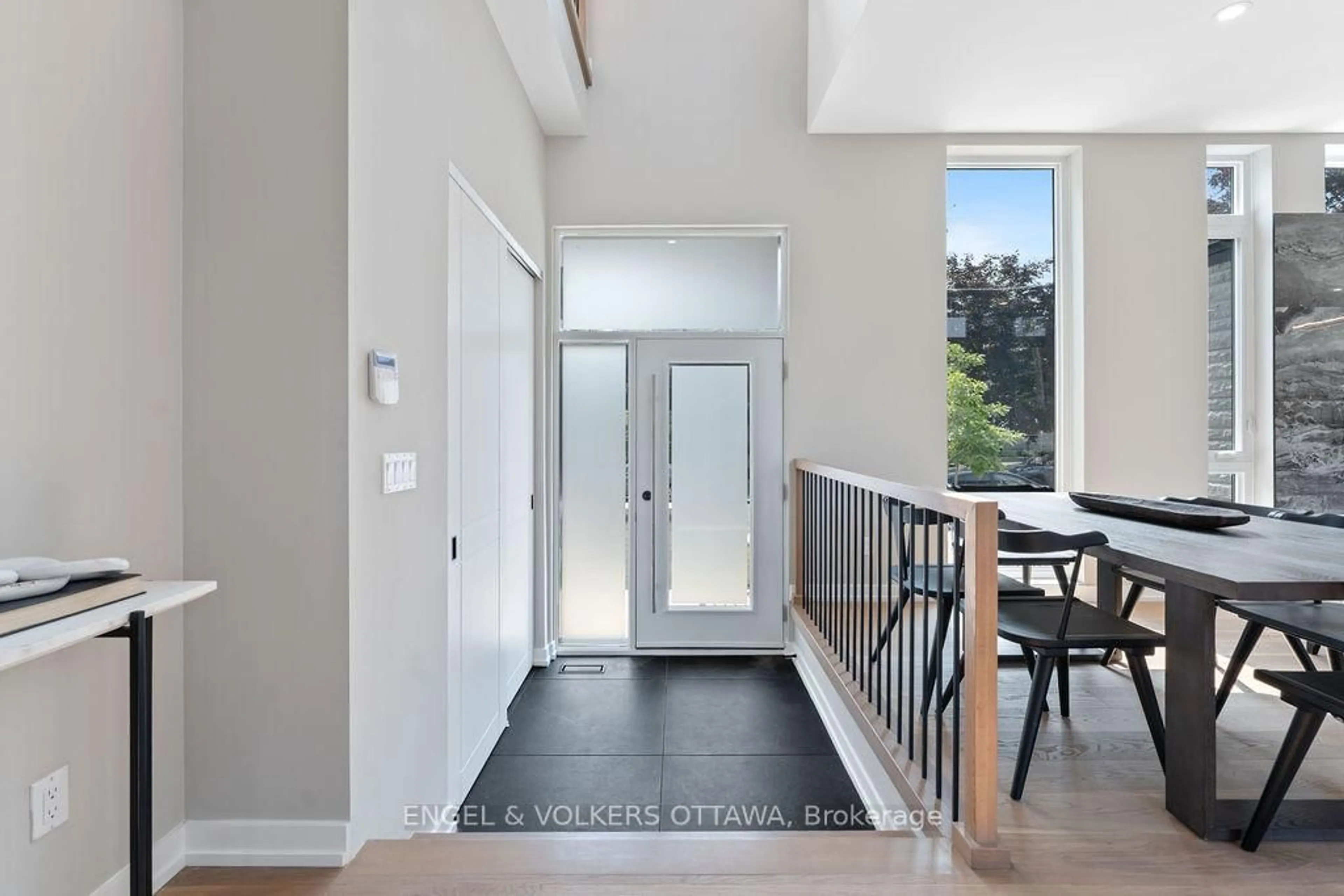 Indoor entryway for 261 Dovercourt Ave, Ottawa Ontario K1Z 5P5