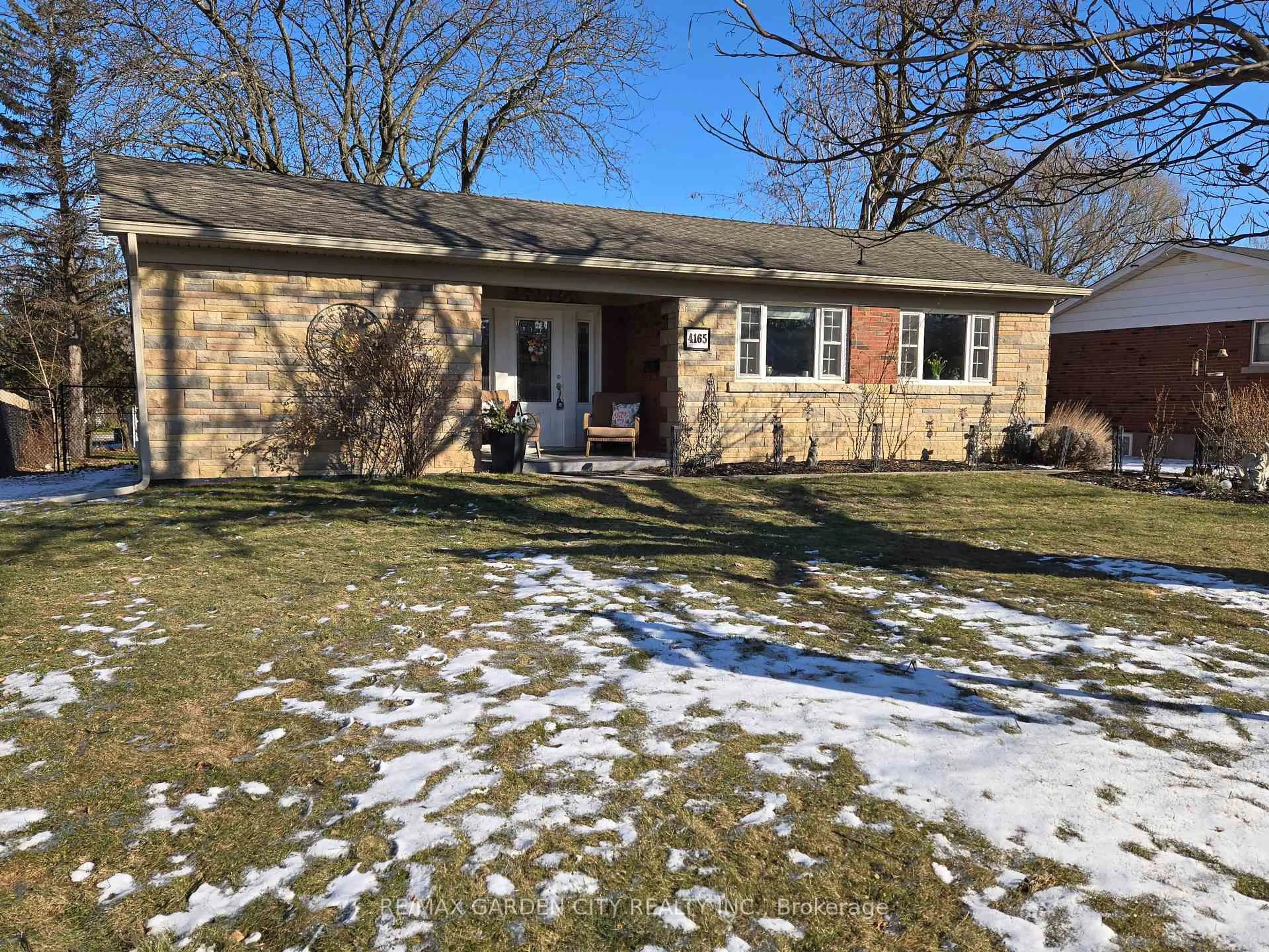 A pic from outside/outdoor area/front of a property/back of a property/a pic from drone, street for 4165 WILLIAM St, Lincoln Ontario L3J 0K7