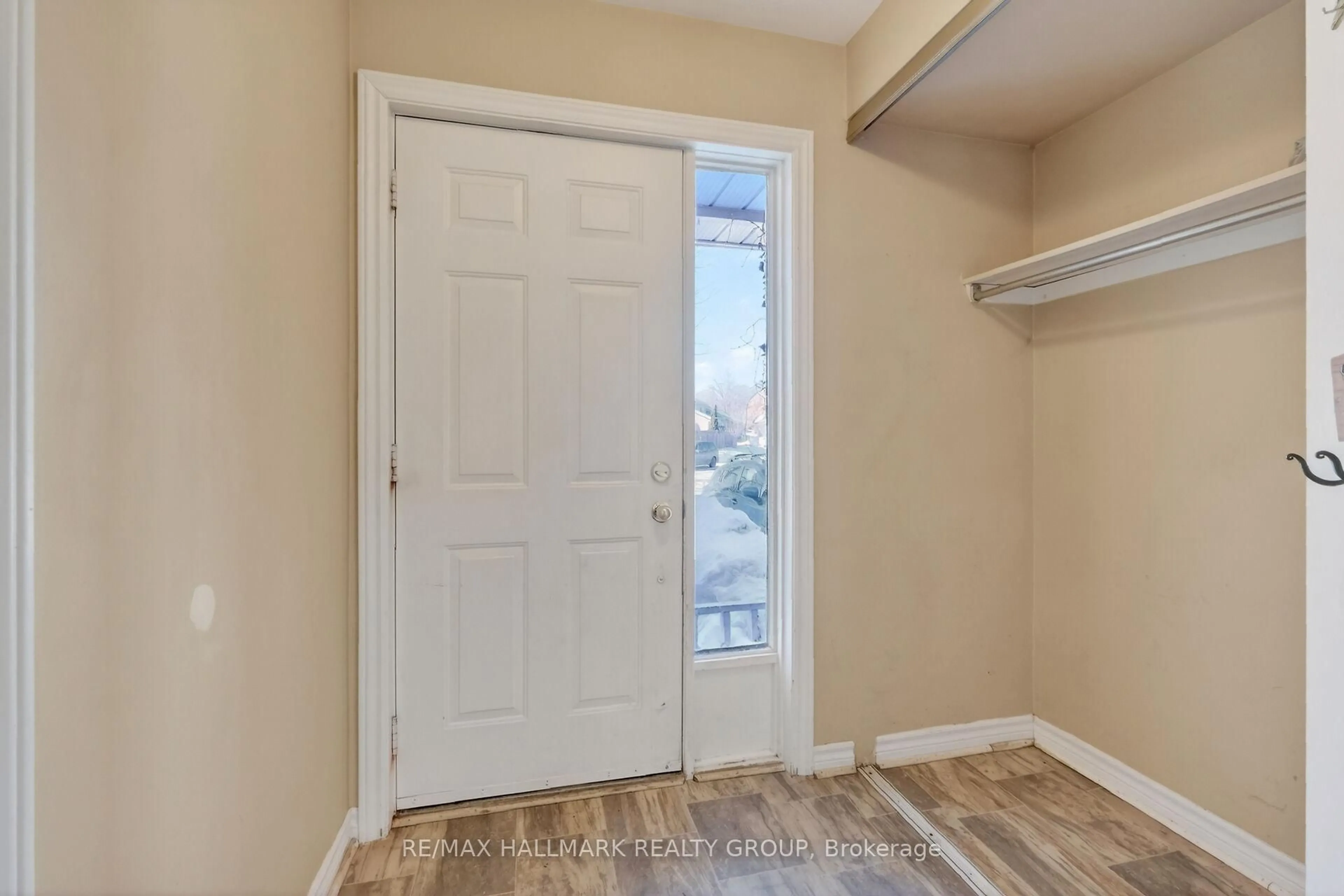 Indoor entryway for 40 Bridgewater Terr, Ottawa Ontario K2J 3H2