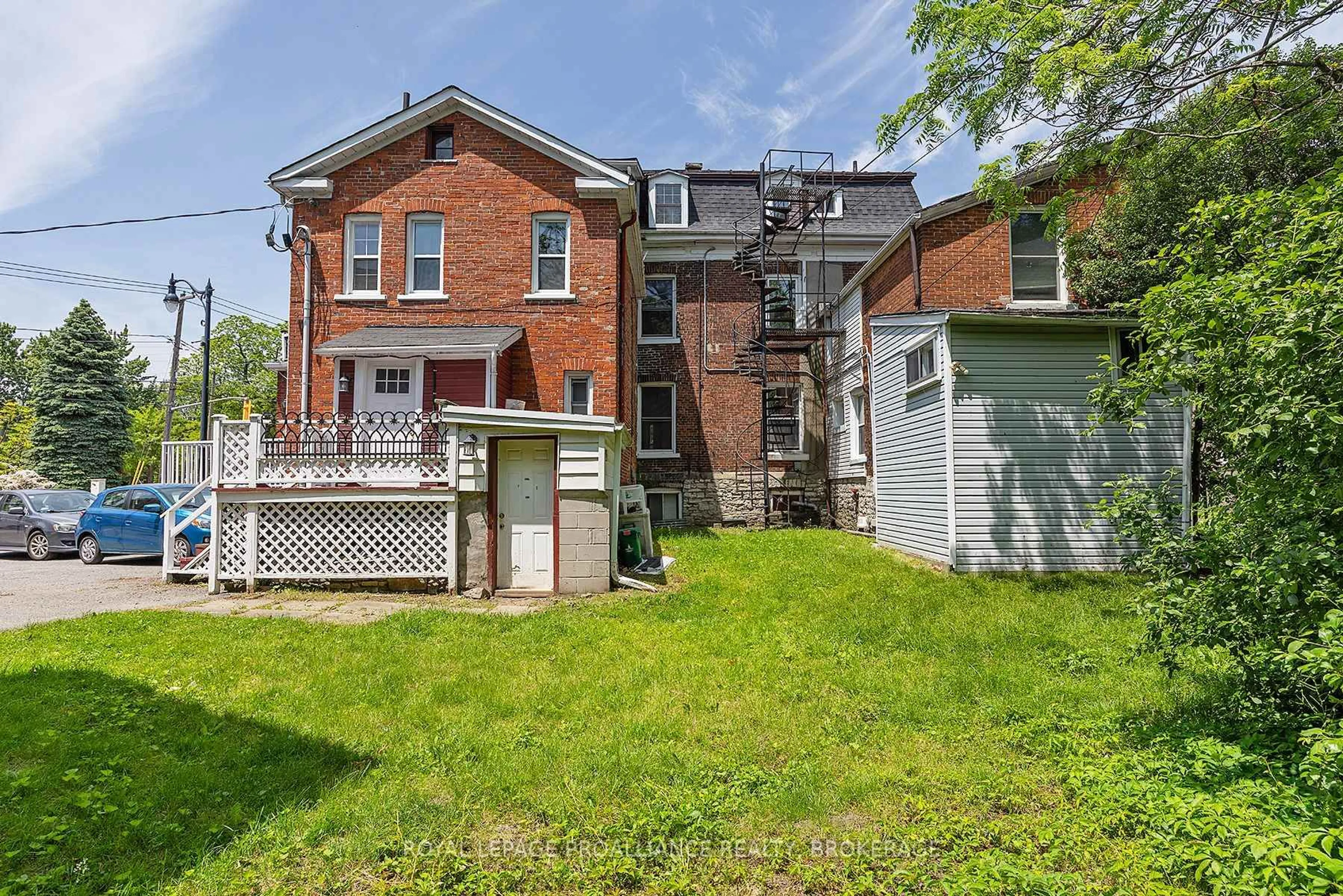 A pic from outside/outdoor area/front of a property/back of a property/a pic from drone, street for 125 King St, Kingston Ontario K7L 2Z9