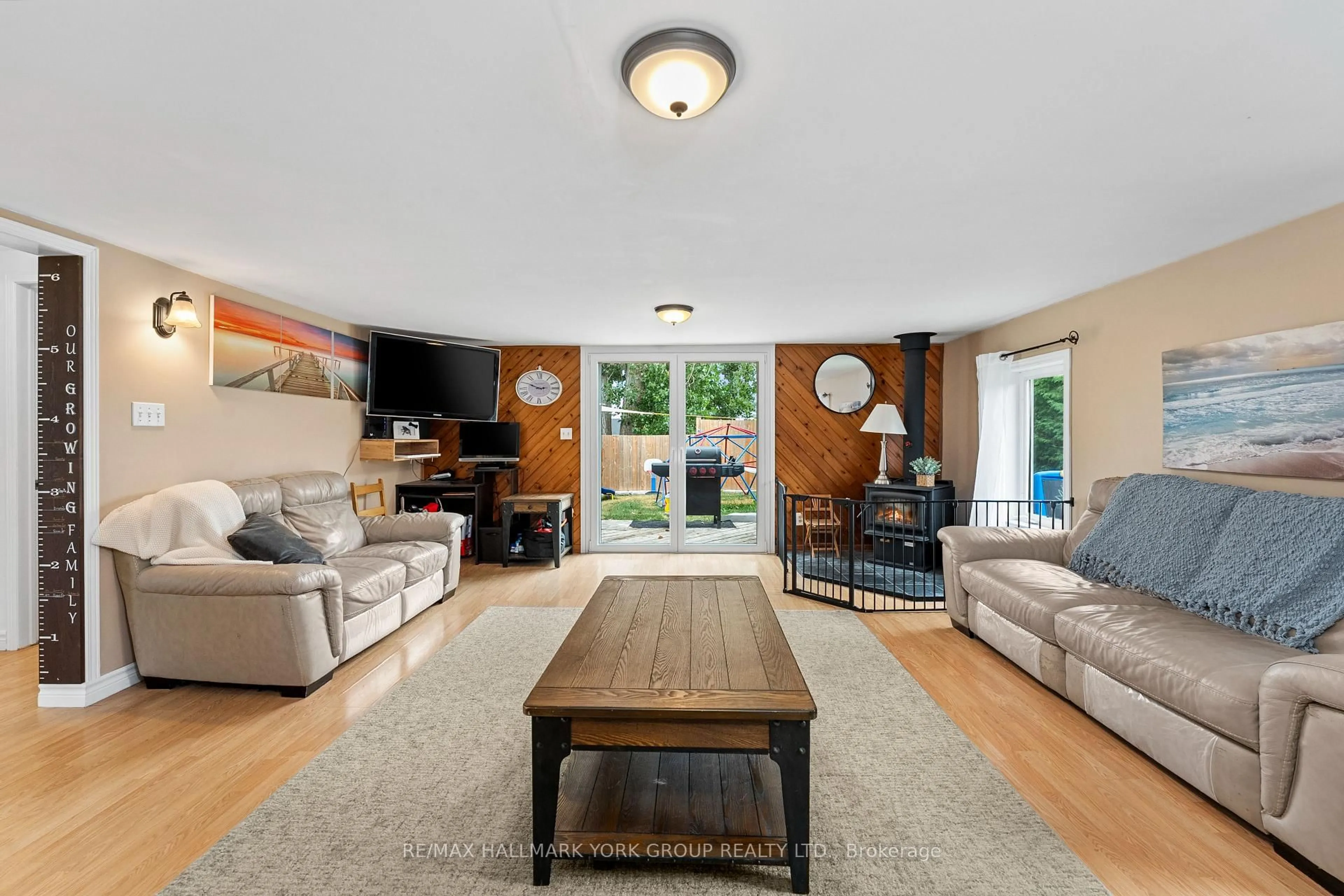 Living room with furniture, unknown for 6 Mitchellview Rd, Kawartha Lakes Ontario K0M 2B0