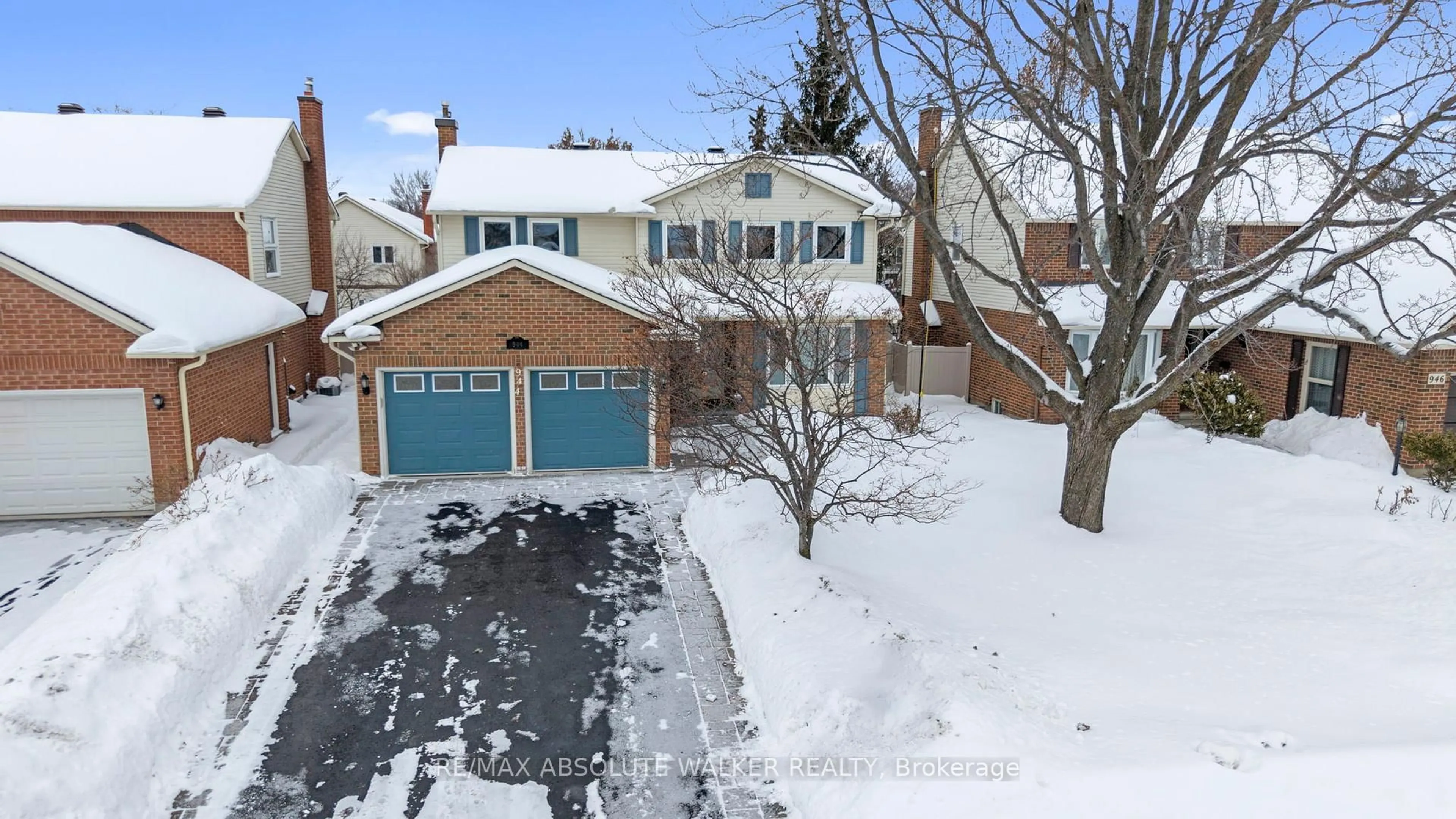 A pic from outside/outdoor area/front of a property/back of a property/a pic from drone, street for 944 Raftsman Lane, Orleans Ontario K1C 2V8