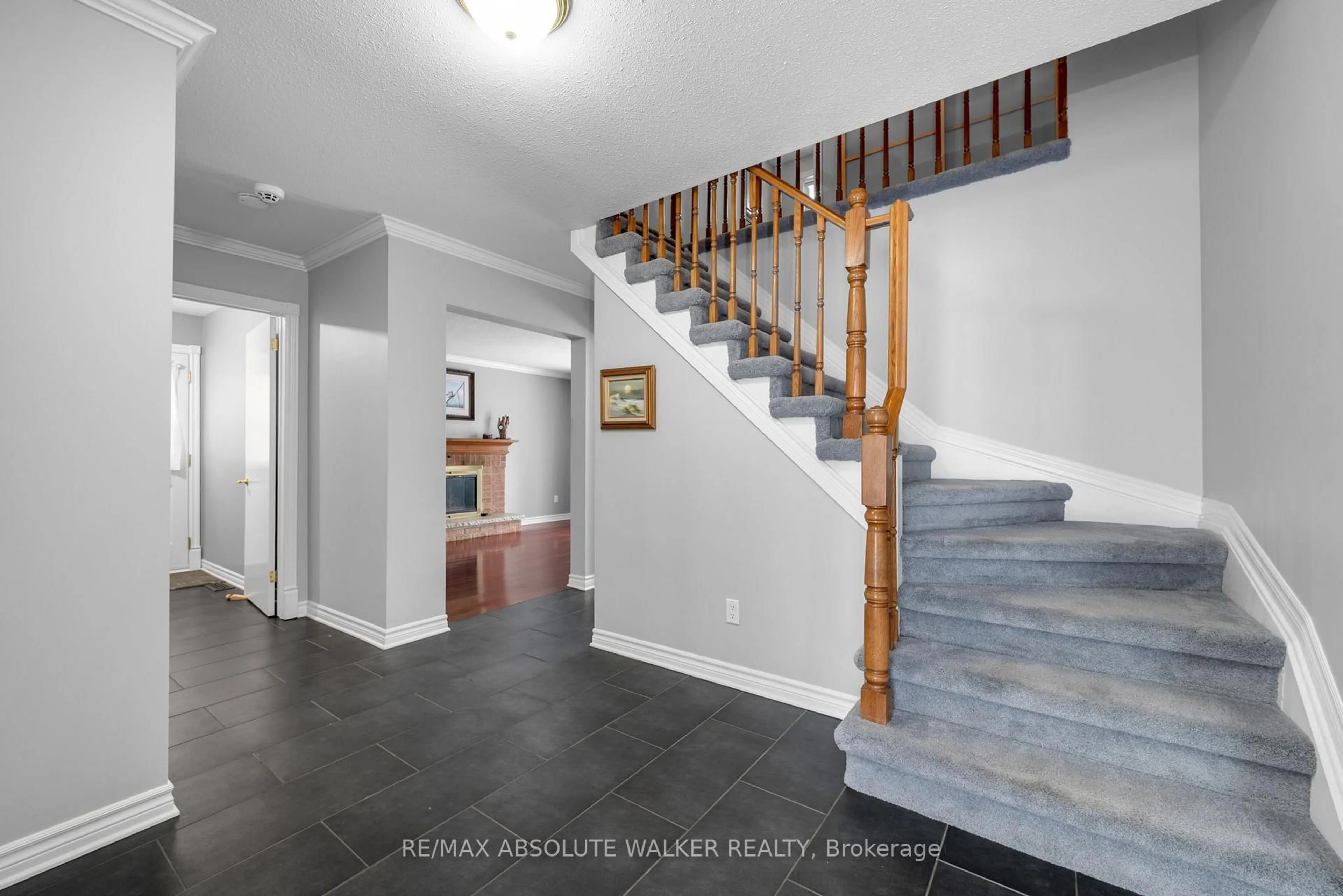 Indoor entryway for 944 Raftsman Lane, Orleans Ontario K1C 2V8
